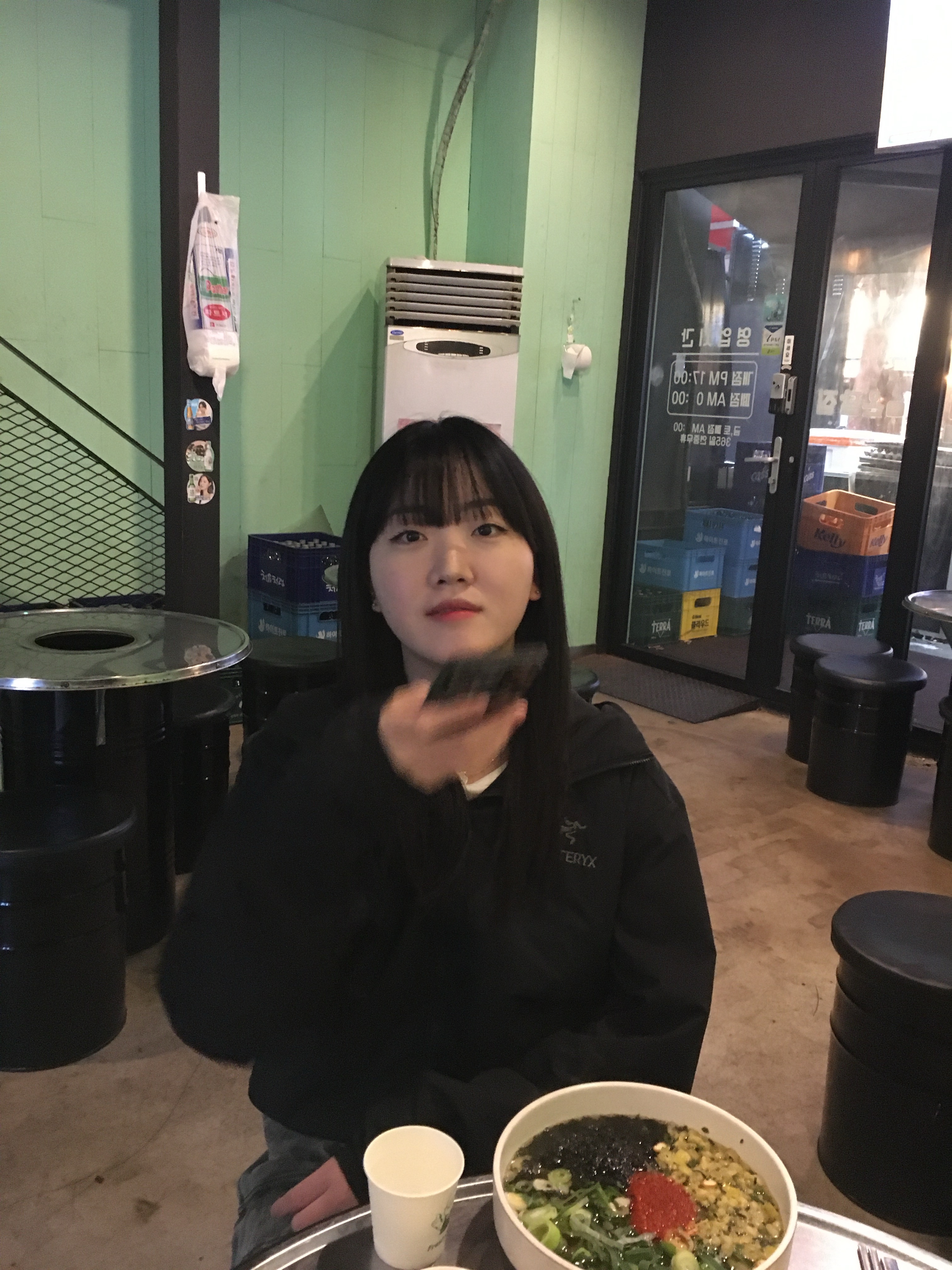 Arc'teryx Atom Hoody Black 착용 스타일 - 2