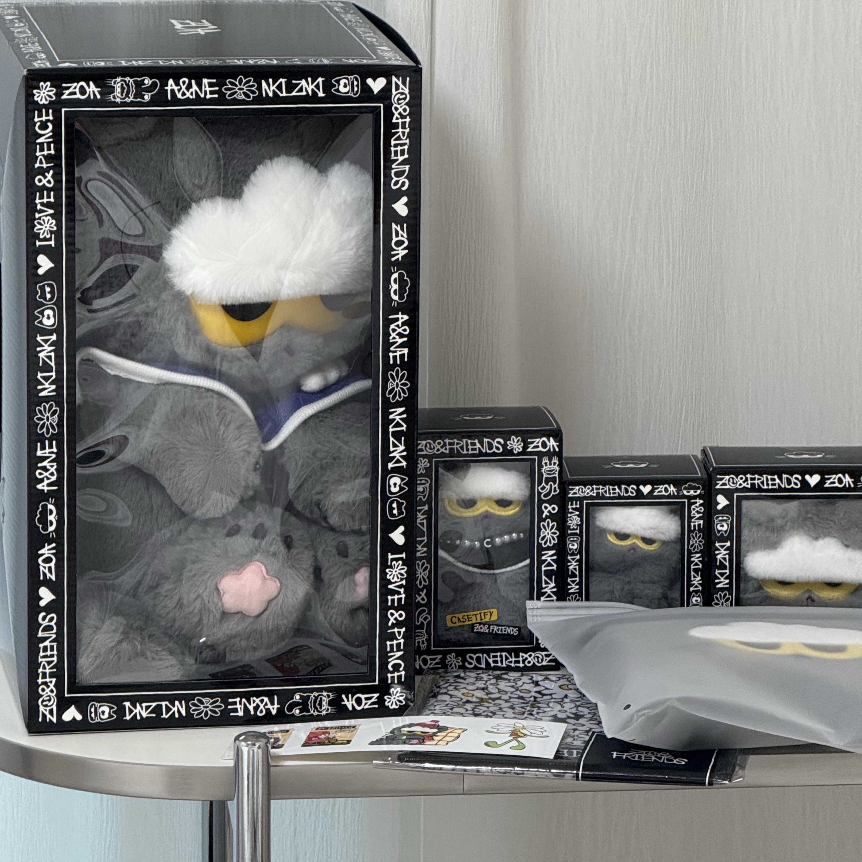 Zo&Friends Zoa Medium Plush Grey, Casetify x Zo&Friends Zoa Plush Keyring 착용 스타일