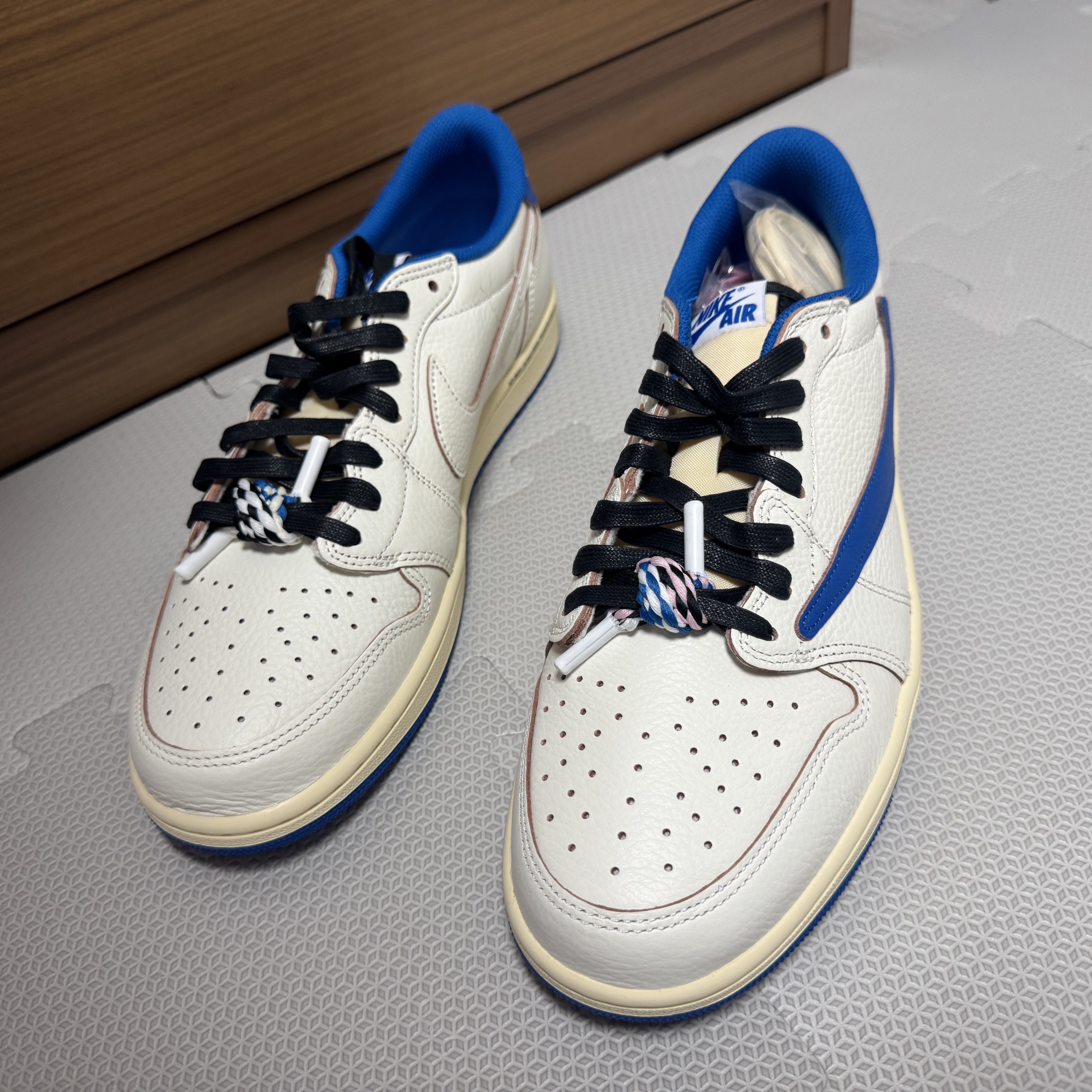 Jordan 1 x Travis Scott x Fragment Retro Low OG SP Sail Military Blue 착용 스타일