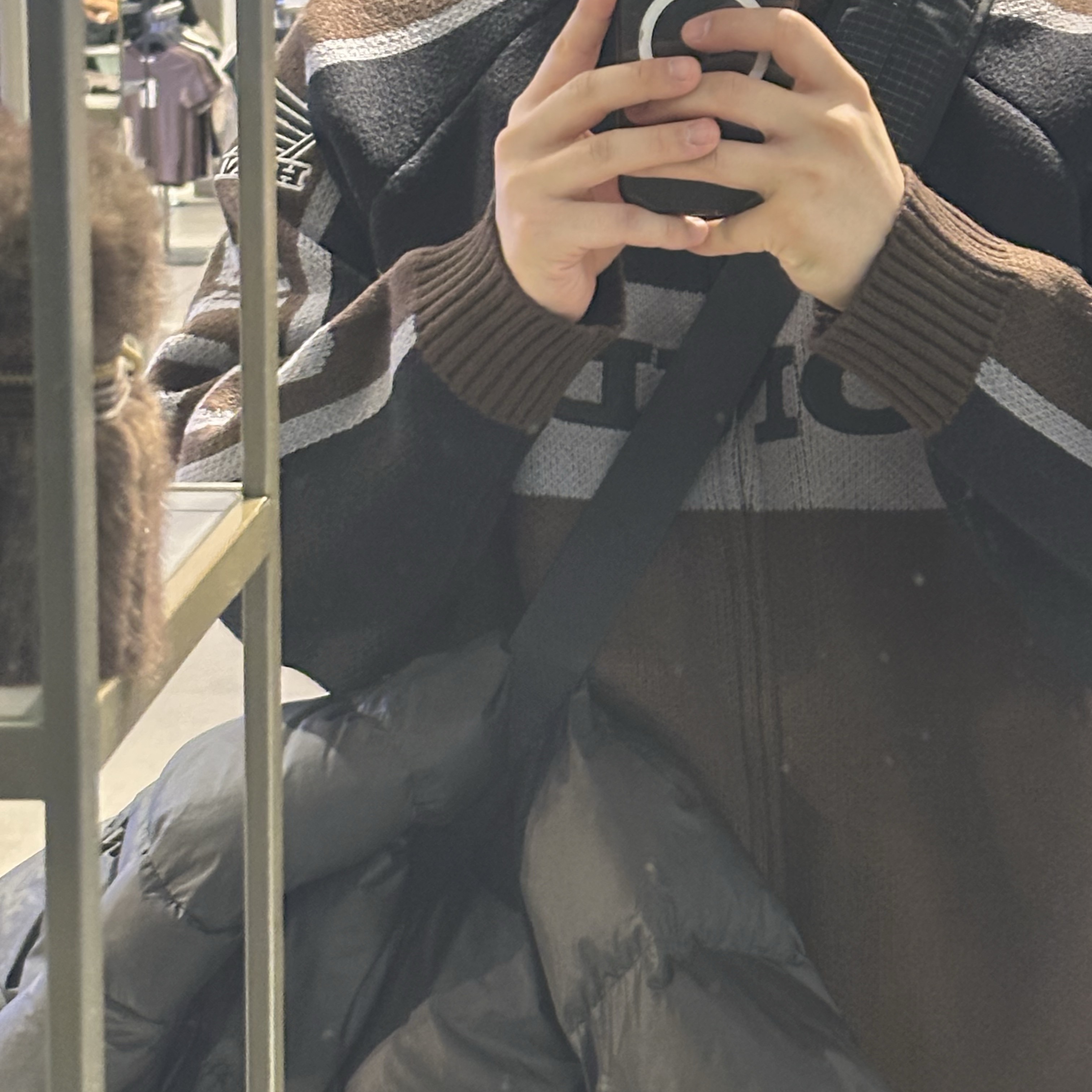 [KREAM 단독] Honda Big Logo Knit Zip-up Brown 착용 스타일