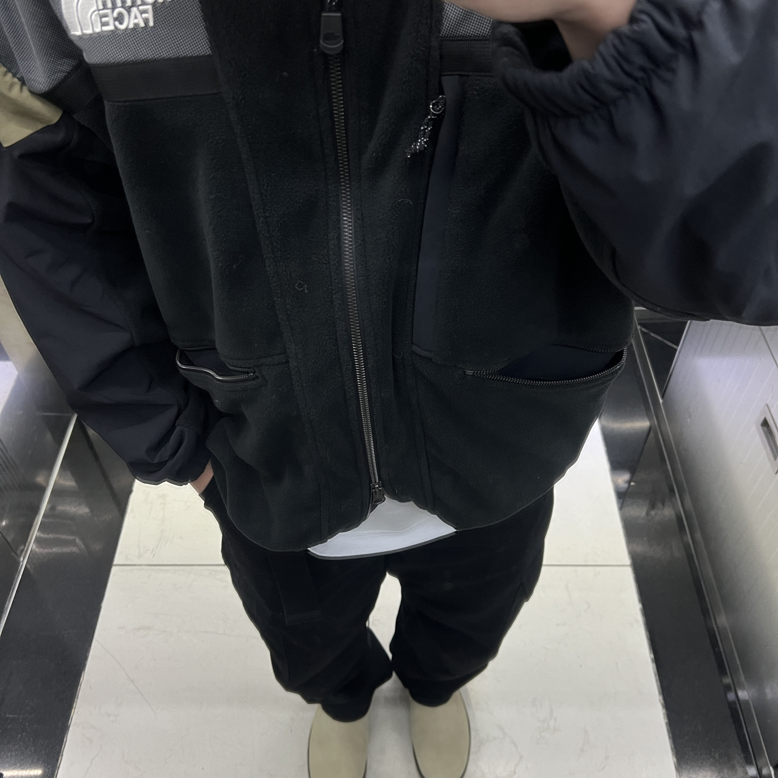 Nike ACG Rufus Limestone and Black, Carhartt WIP Columbia Ripstop Regular Cargo Pants Black 착용 스타일 - 1