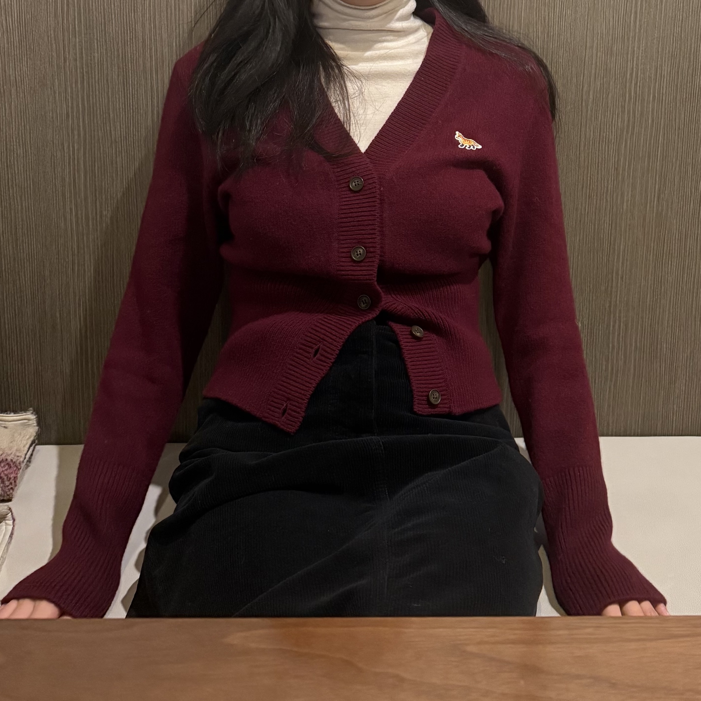 (W) Maison Kitsune Baby Fox Patch Fitted V-Neck Cardigan Burgundy, (W) Maison Kitsune Bold Fox Head Patch Regular Cardigan Light Beige Melange 착용 스타일