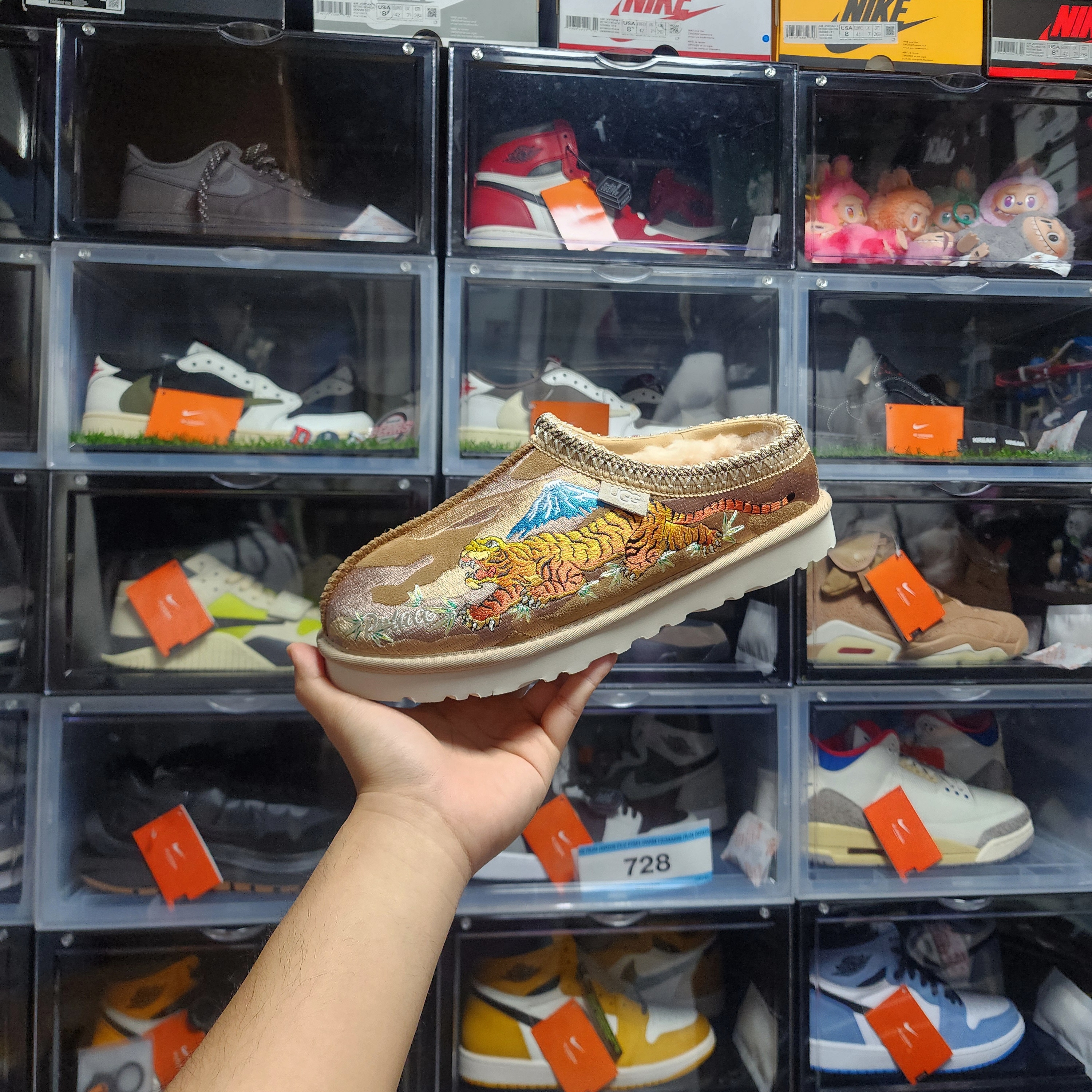 UGG x Palace Tasman Slipper Chestnut Camo 착용 스타일 - 1
