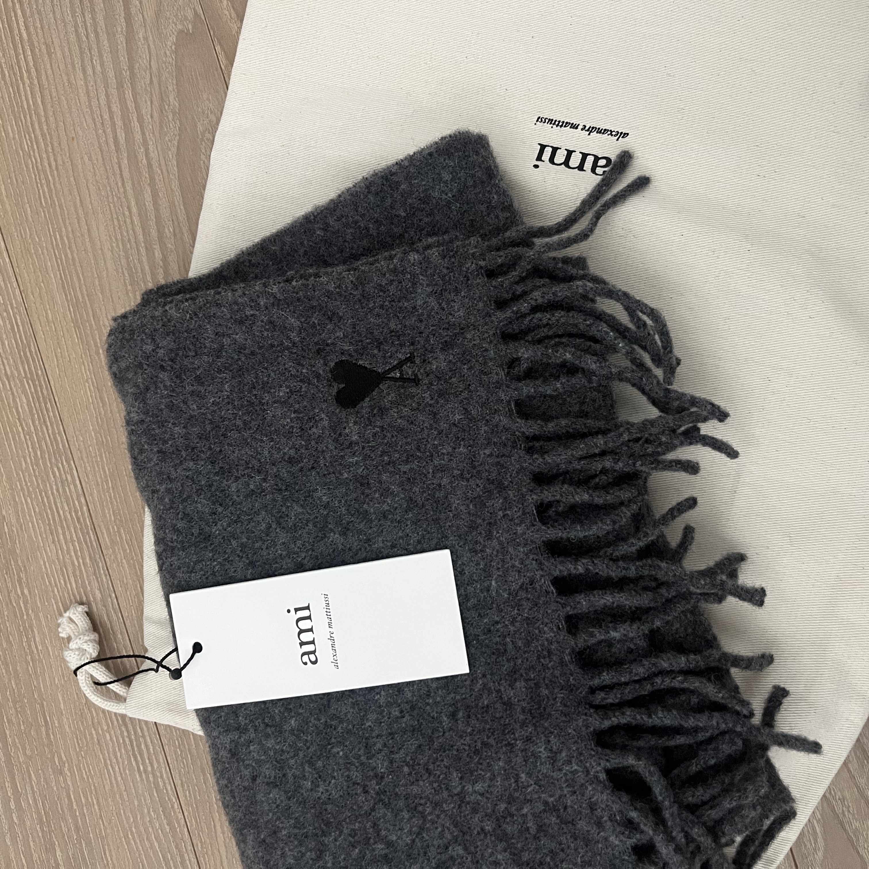 AMI Muffler Gray 착용 스타일