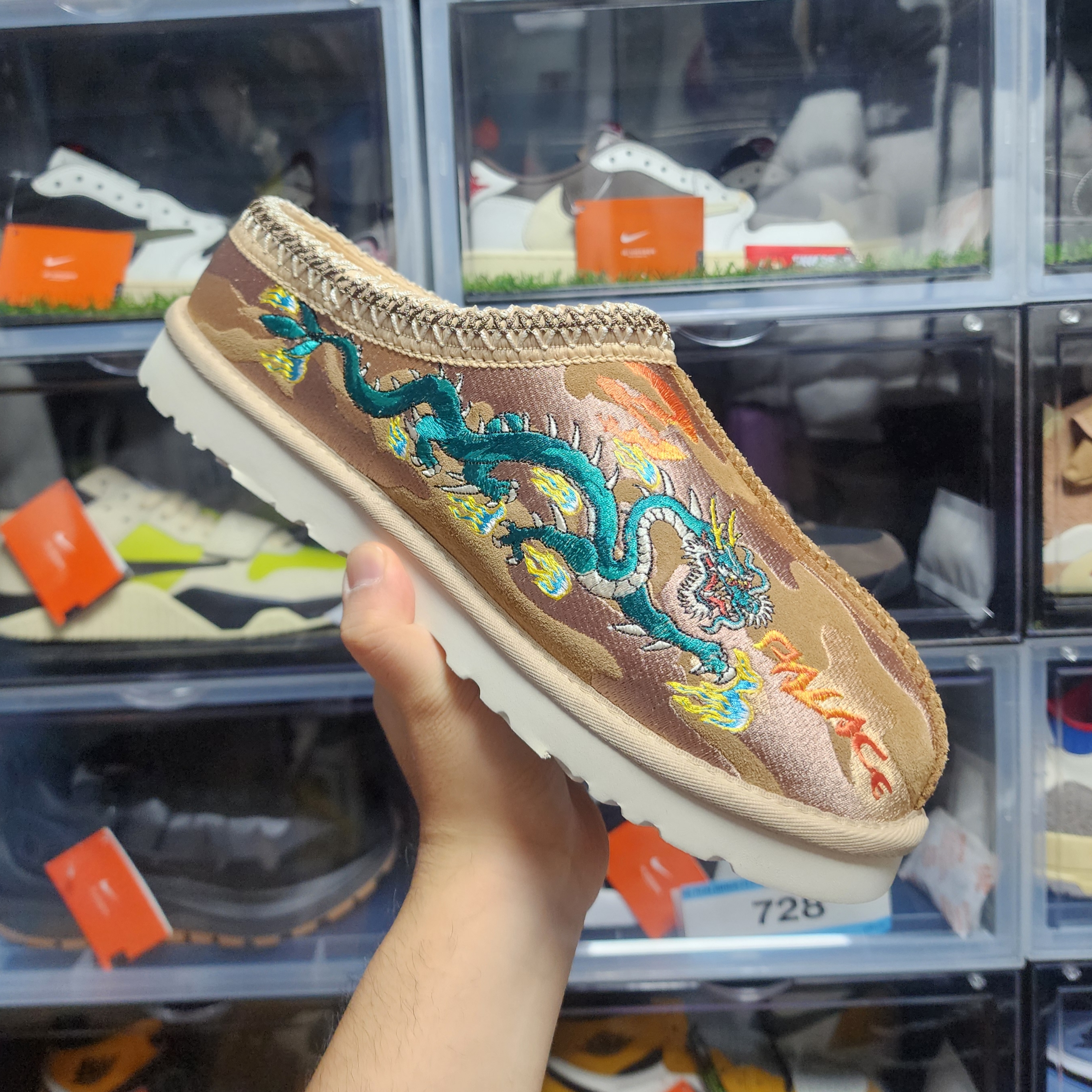 UGG x Palace Tasman Slipper Chestnut Camo 착용 스타일 - 2
