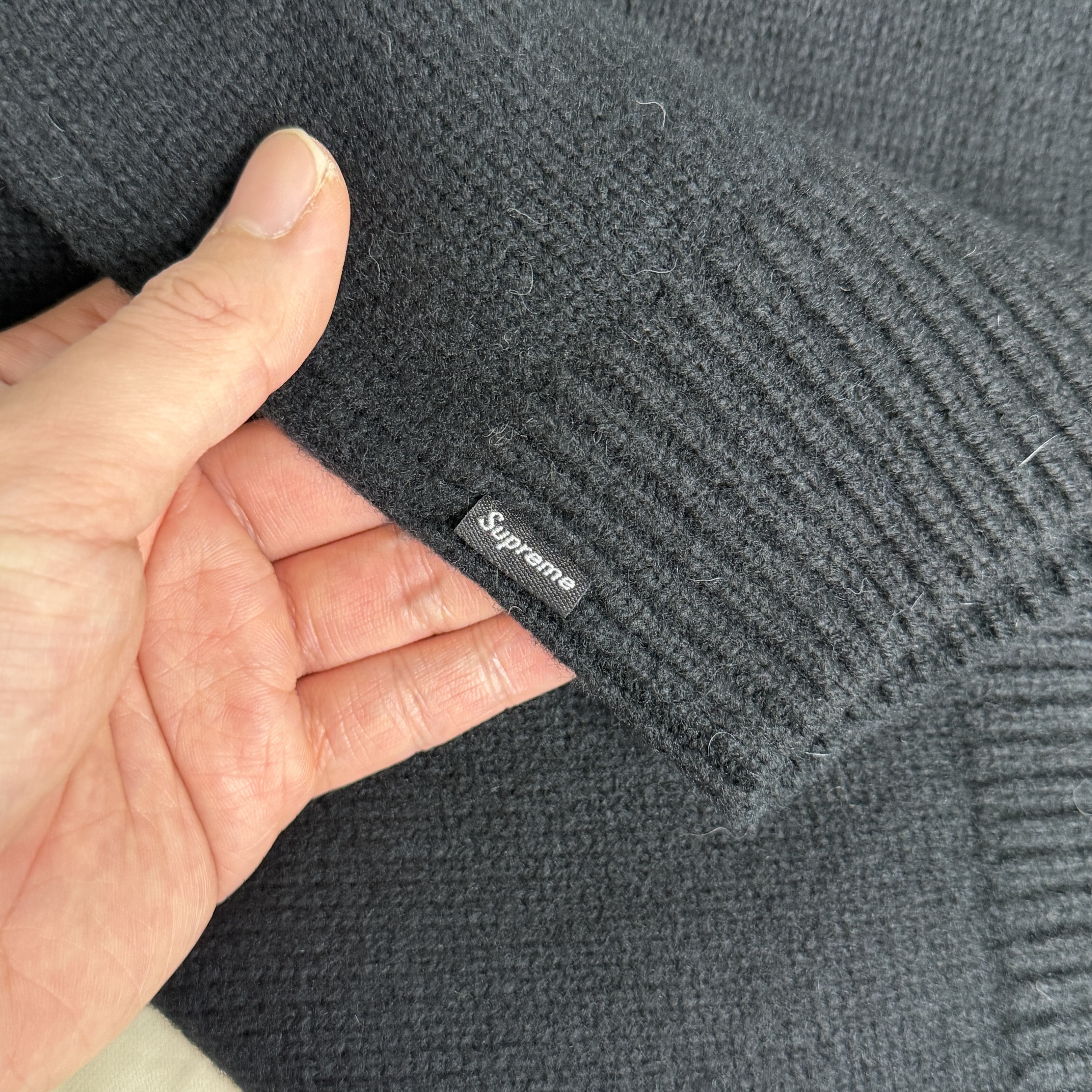 Supreme Angora Script Sweater Light Blue - 25FW, Supreme Angora Script Sweater Black - 25FW 착용 스타일 - 4