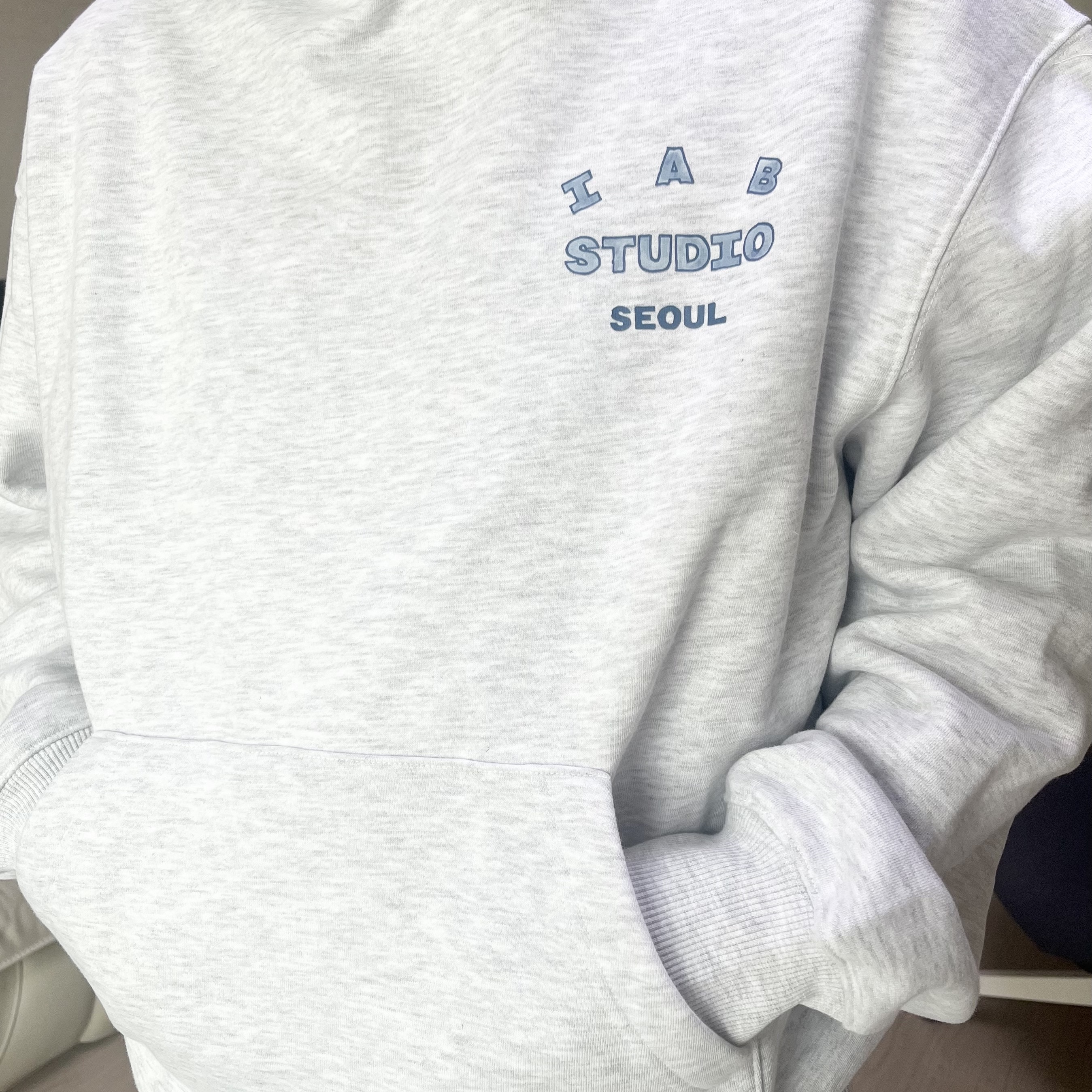 IAB Studio Seoul Hoodie Light Gray 착용 스타일 - 1