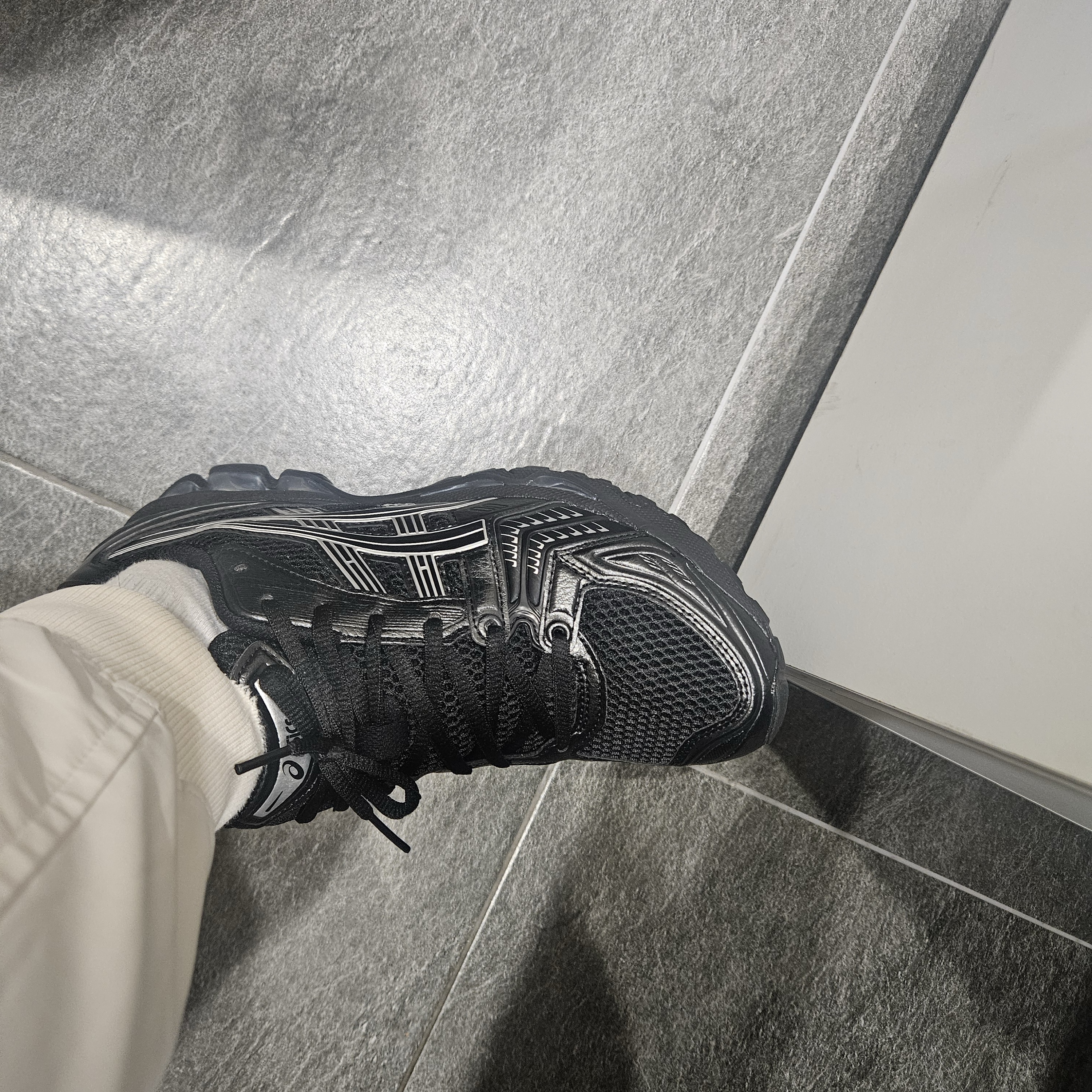 Asics Gel-Kayano 14 Black Pure Silver 착용 스타일 - 1