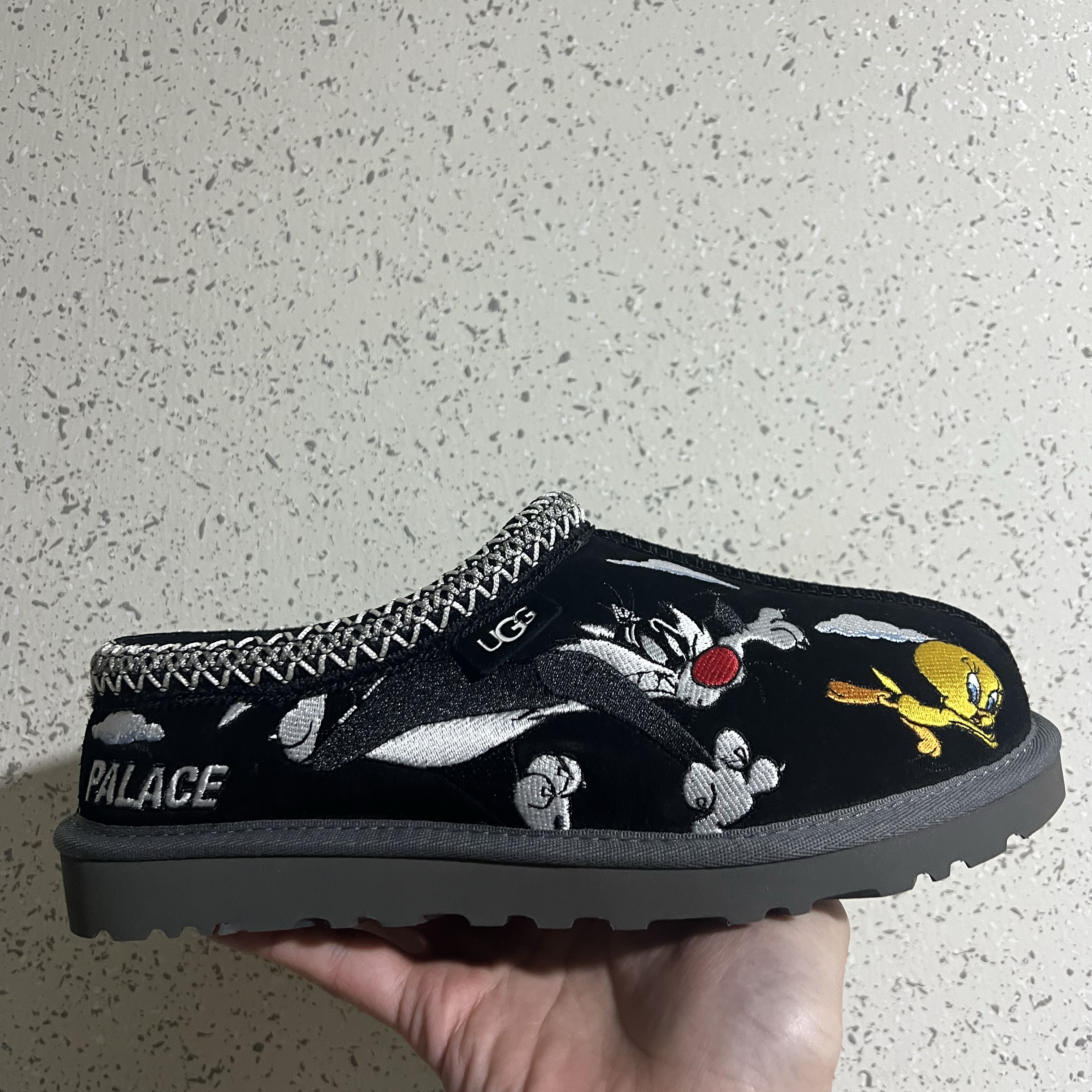 UGG x Palace x Looney Tunes Tasman Slipper Black 착용 스타일 - 1