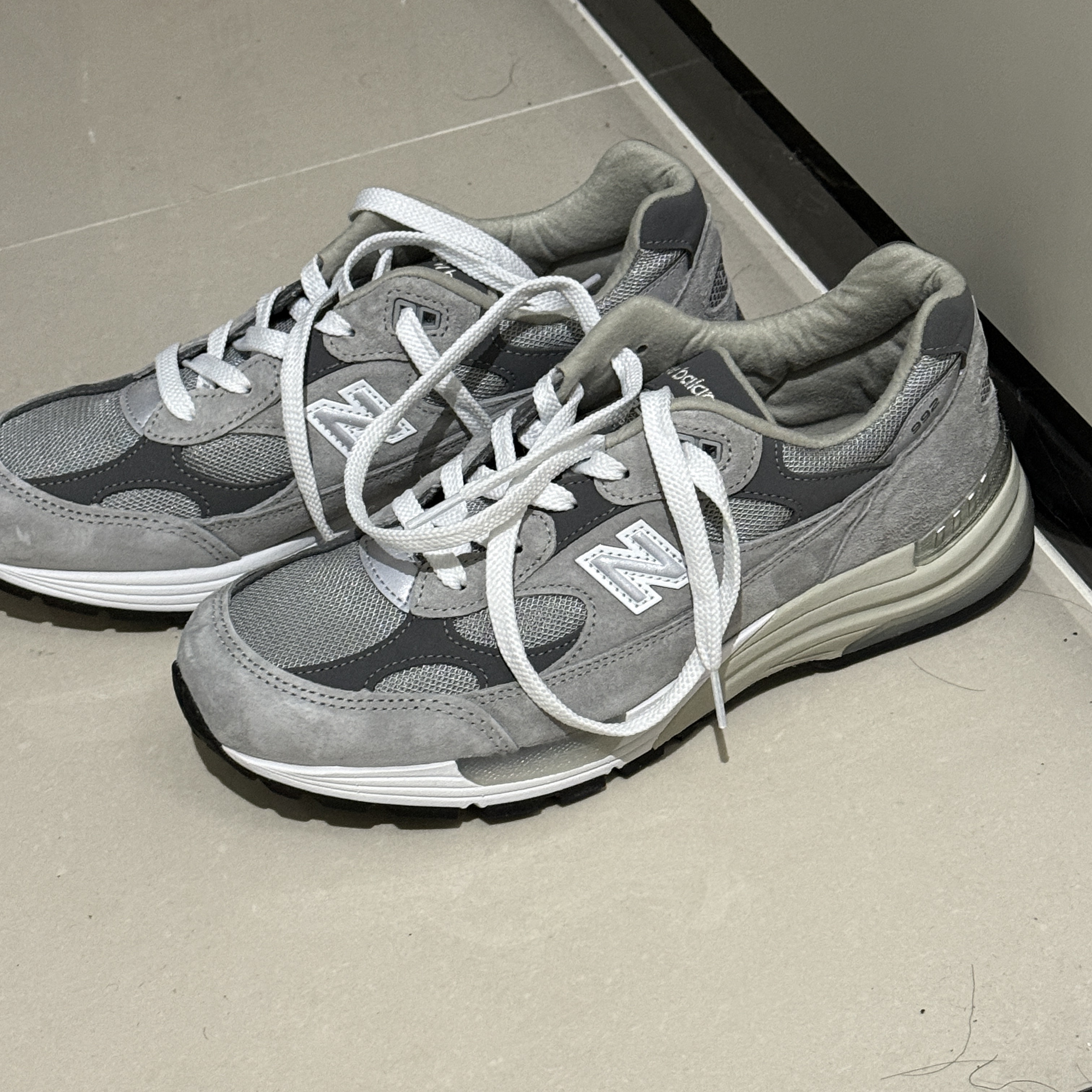 New Balance 992 Made in USA Core Grey Silver Metallic 착용 스타일