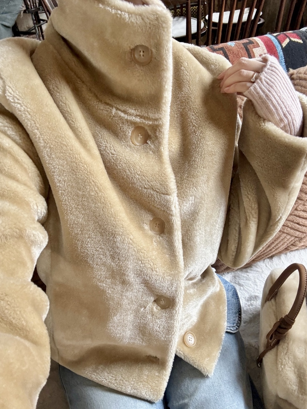 (W) UGG Classic Ultra Mini Platform Boots Chestnut 착용 스타일 - 4