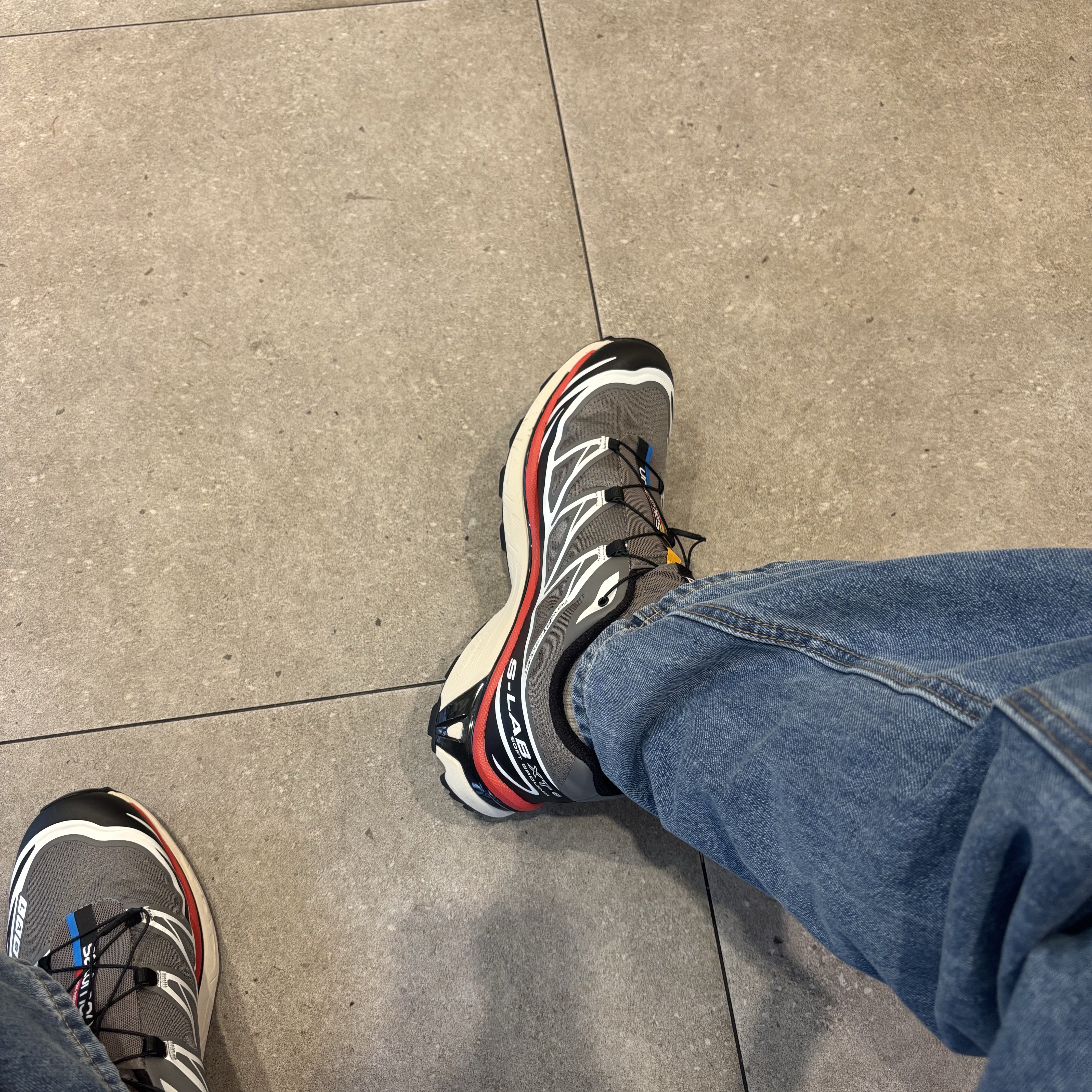 Salomon XT-6 Pewter Aurora Red 착용 스타일 - 1