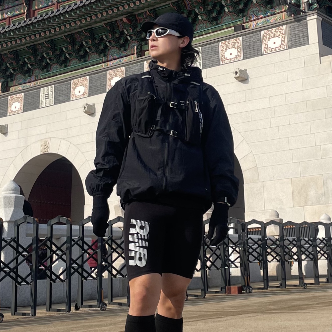 [KREAM 단독] runwhither Half Tights Black, [KREAM 단독] runwhither Windbreaker Jacket V2 Black 착용 스타일 - 2