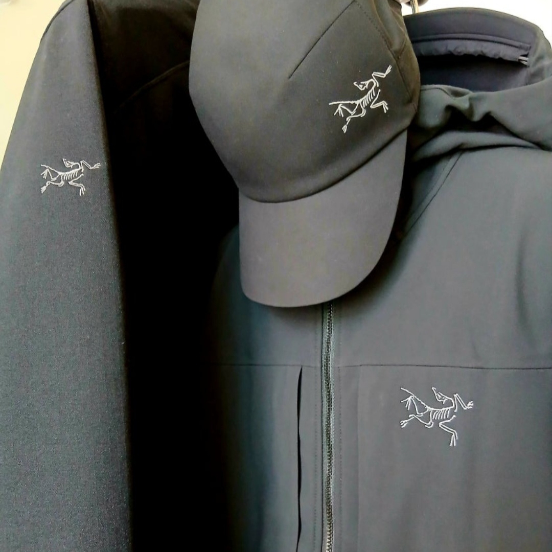 Arc'teryx Calvus Cap Black, Arc'teryx Gamma MX Hoody Black 착용 스타일