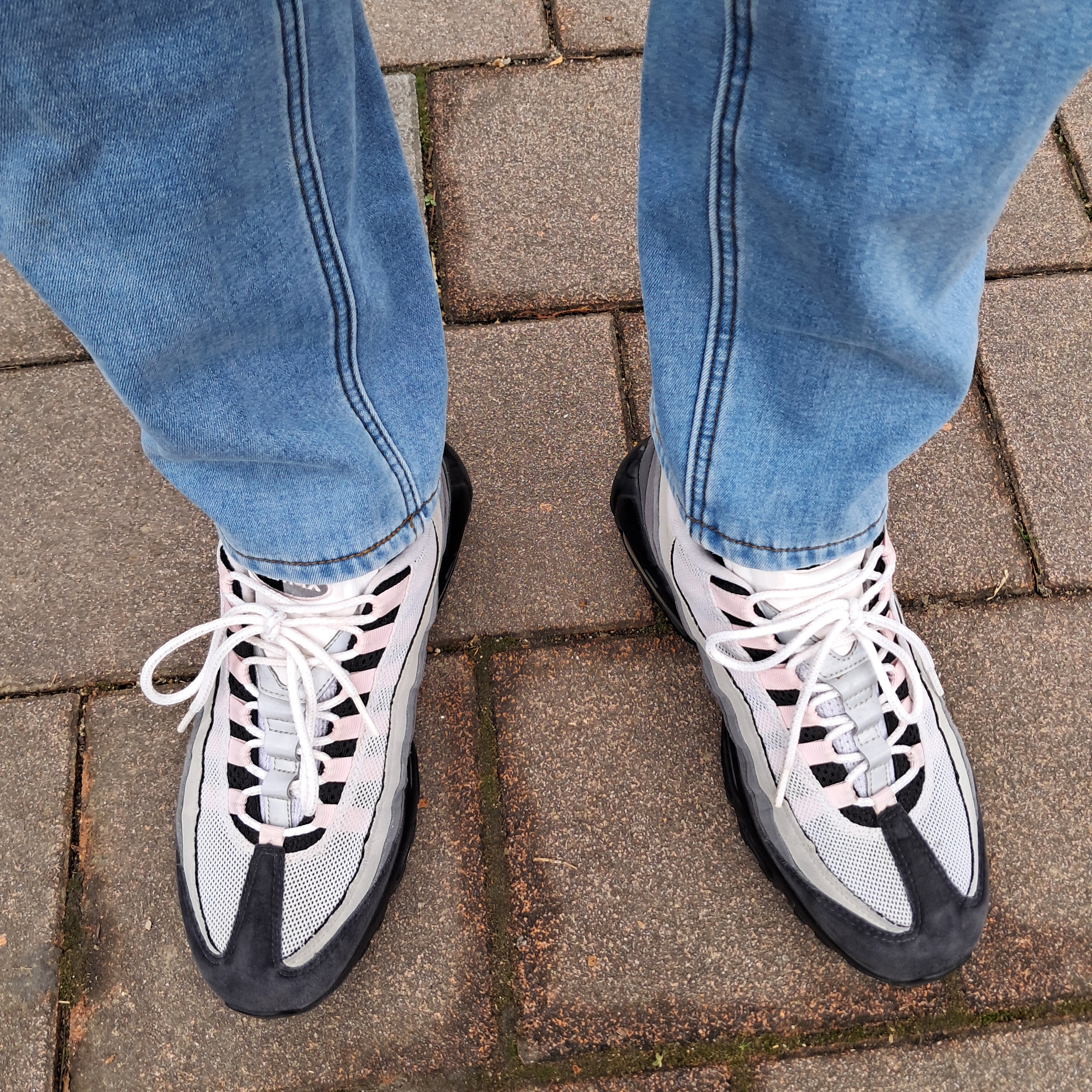 Nike Air Max 95 Gunsmoke Pink Foam 착용 스타일 - 1