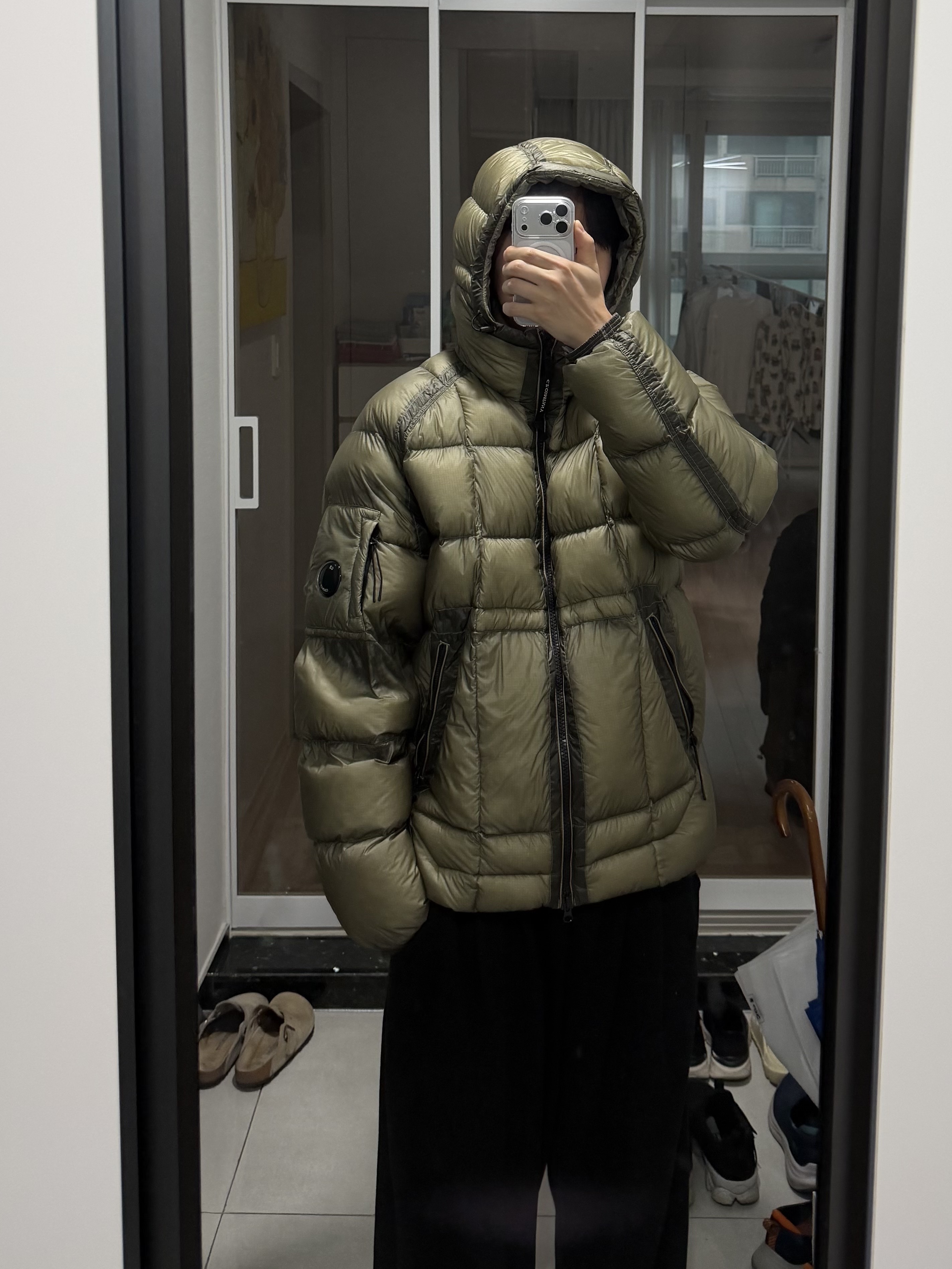 C.P. Company D.D. Shell Hooded Down Jacket Fungi Grey - 25FW, C.P. Company D.D. Shell Hooded Down Jacket Black - 25FW 착용 스타일 - 3