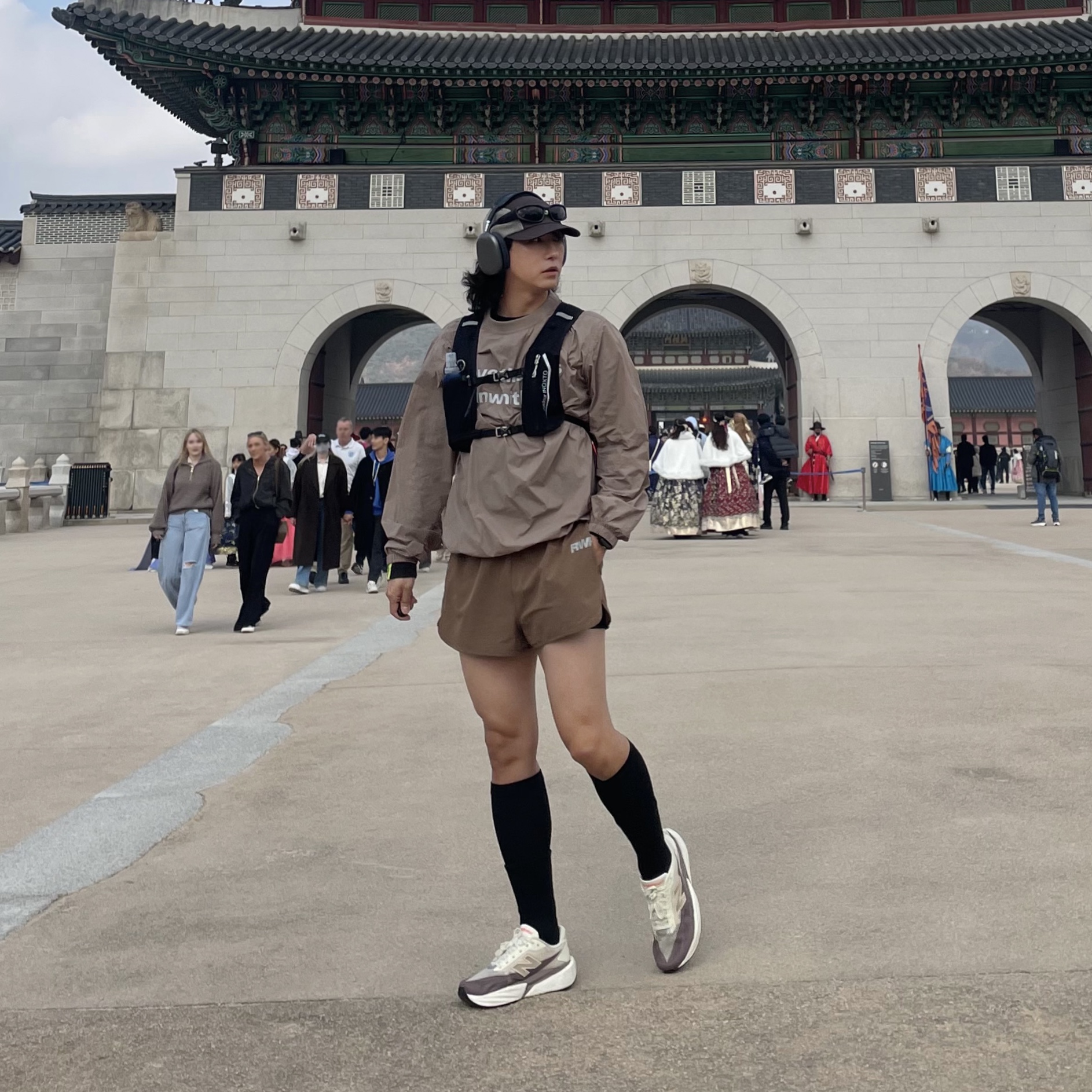 [KREAM 단독] runwhither Windbreaker MTM Brown, [KREAM 단독] runwhither 3inch Shorts Brown 착용 스타일 - 2