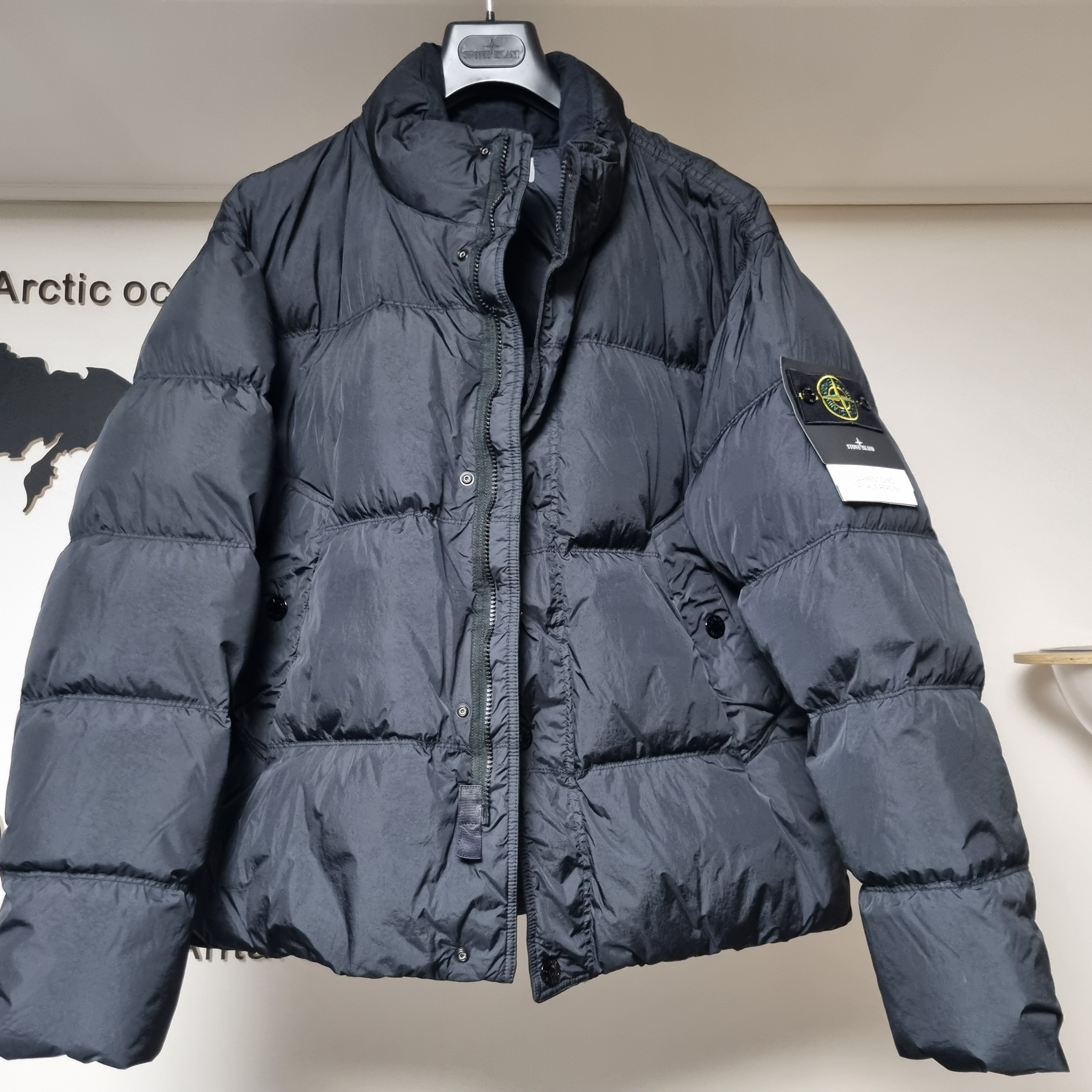 Stone Island 4100010 Crinkle Reps NY Recycled Nylon Down Jacket with Wind Resistant Black - 25FW 착용 스타일 - 3