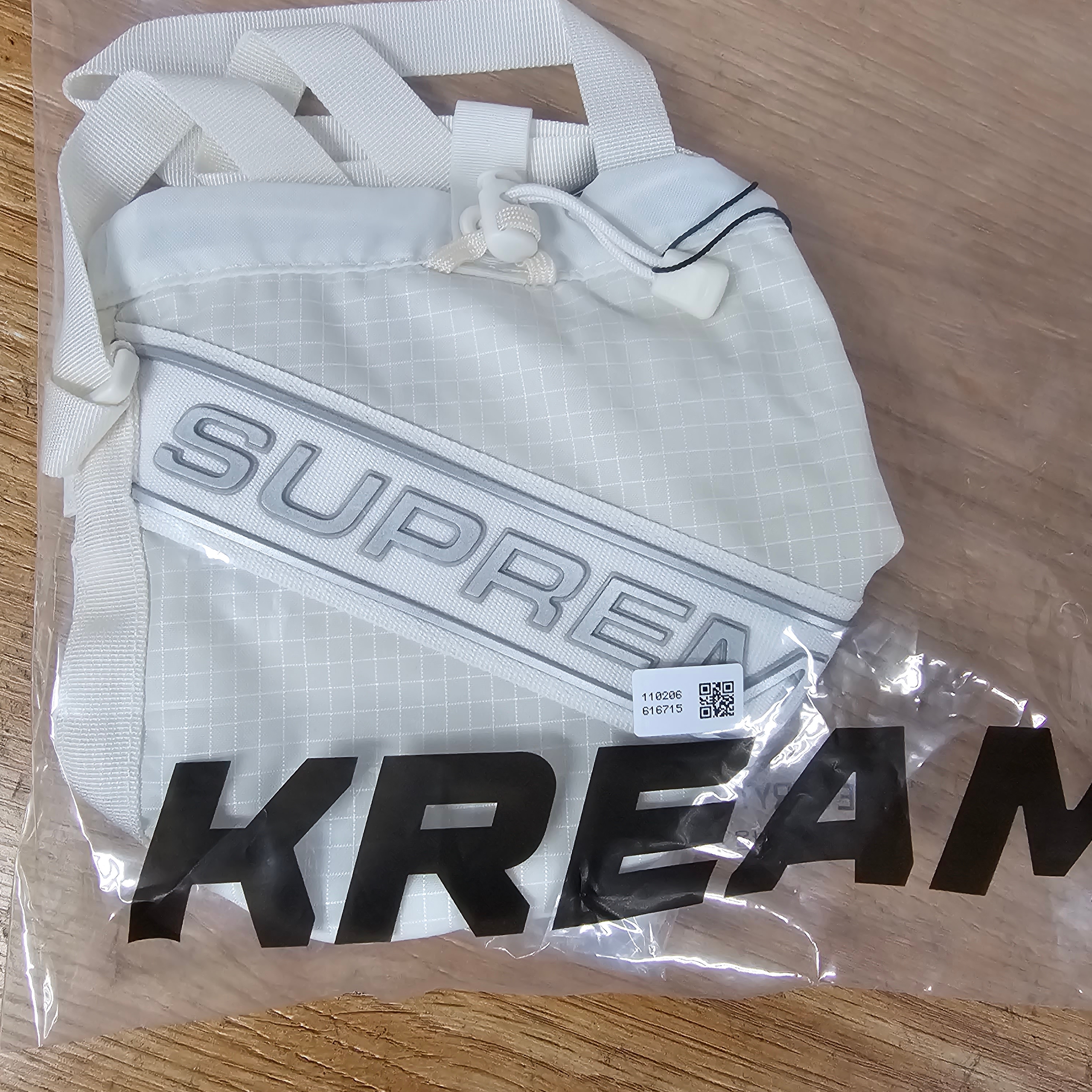 Supreme Small Cinch Pouch White - 23FW 착용 스타일