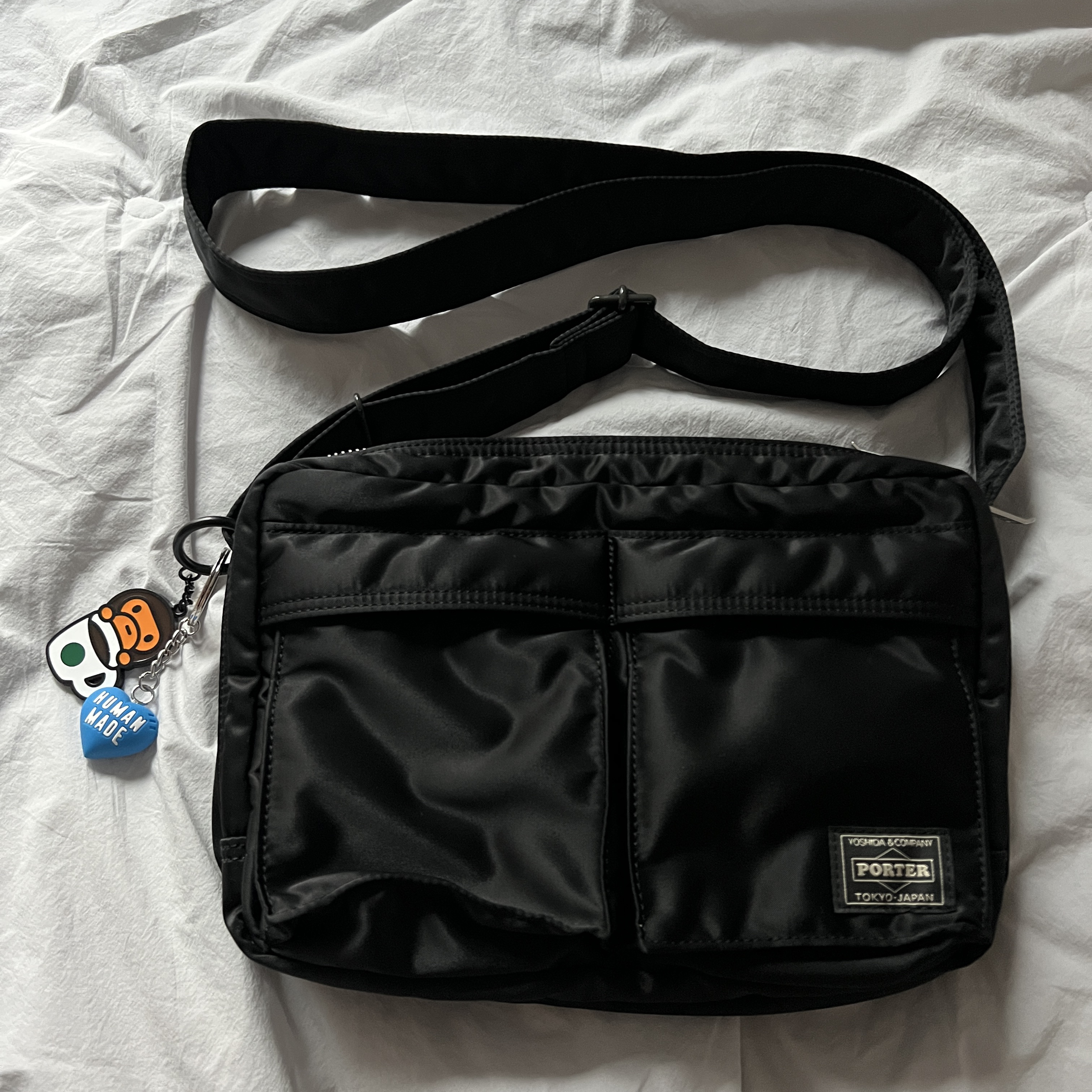 Porter All New Tanker Sling Bag Zip Black, Human Made Heart Rubber Key Chain Blue 착용 스타일 - 1