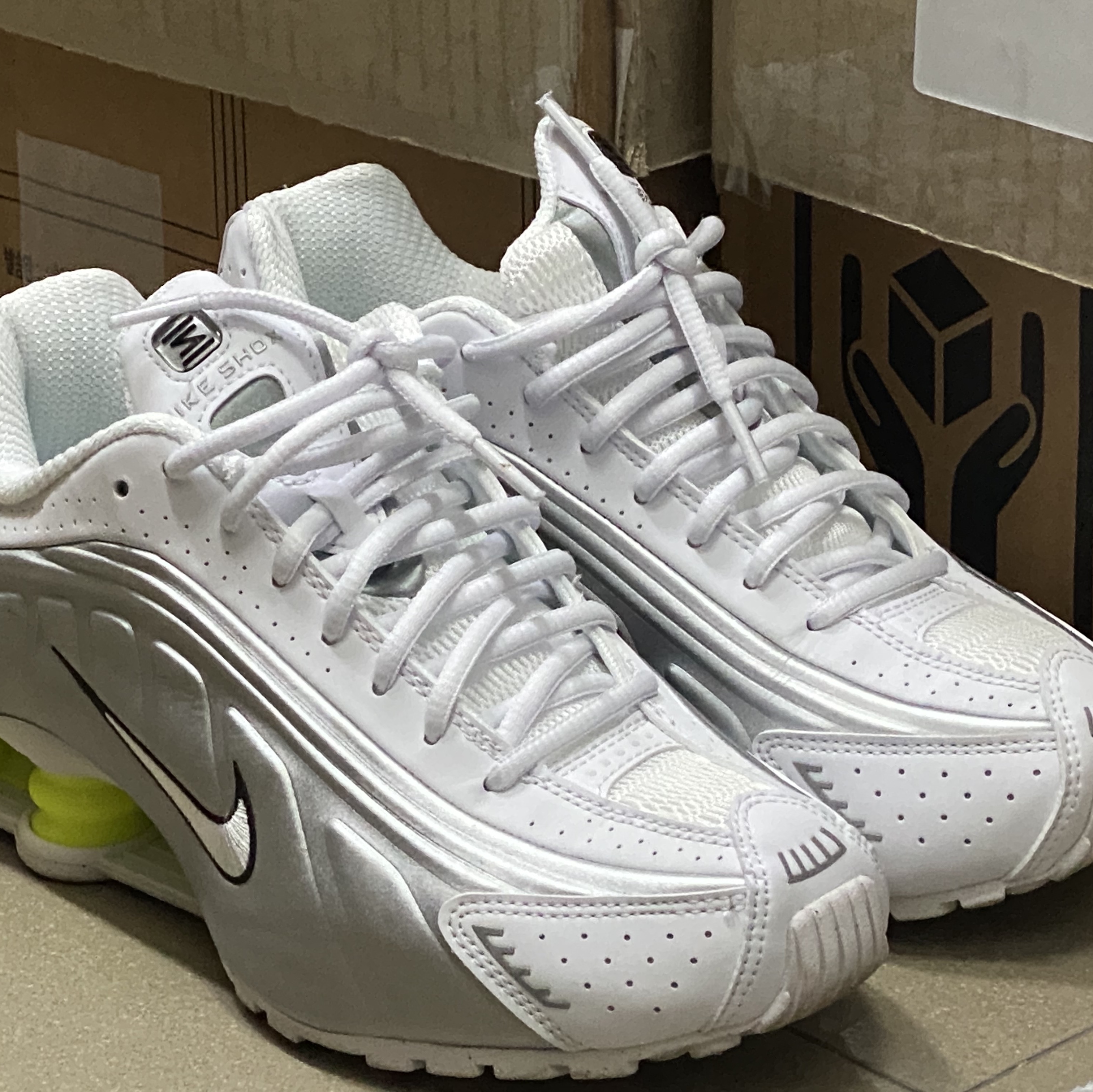 (W) Nike Shox R4 White Metallic Silver 착용 스타일