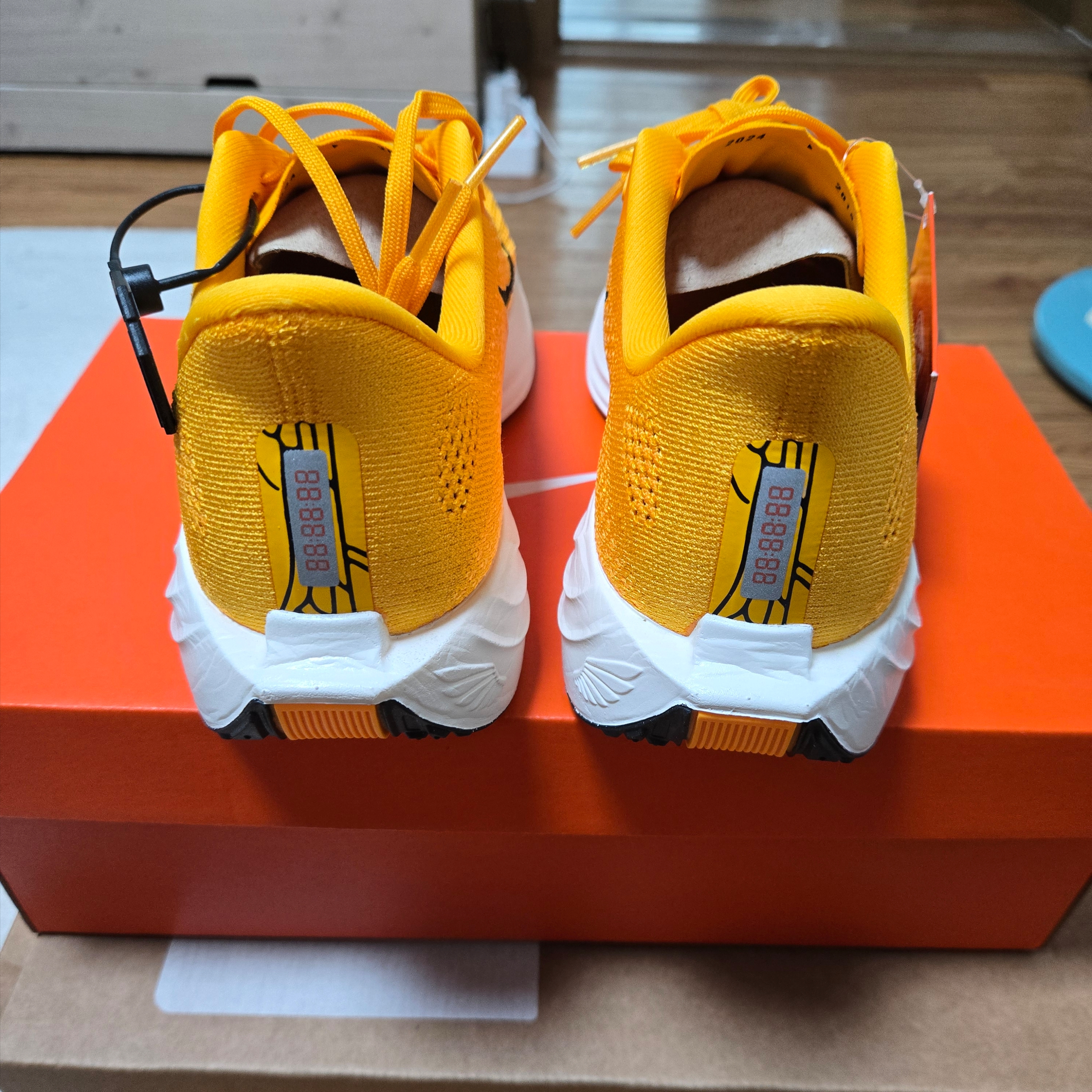 Nike ZoomX Pegasus Plus University Gold Black 착용 스타일 - 3