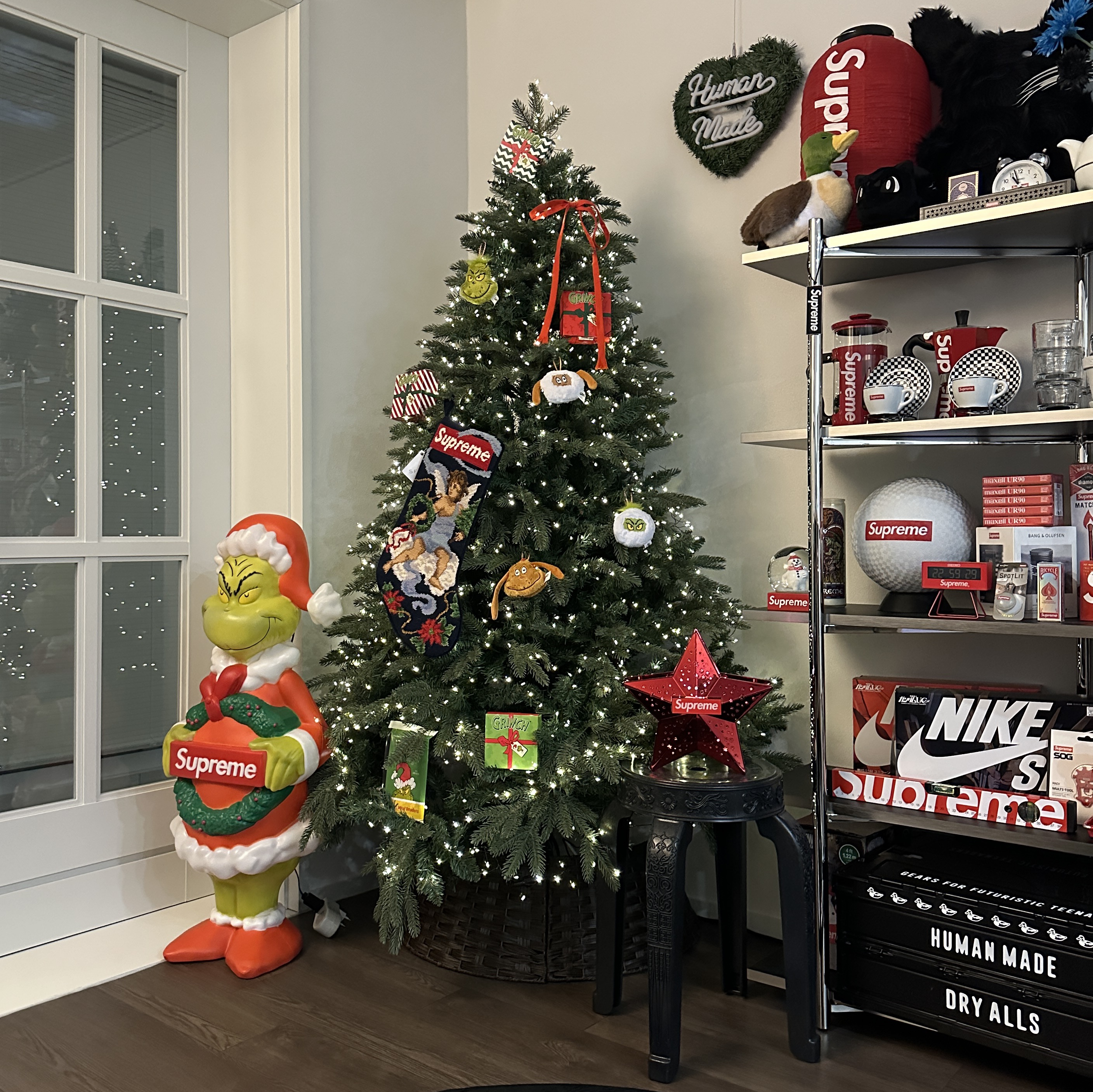 Human Made Happy Holidays Wreath Small Green, Supreme Christmas Stocking - 20FW 착용 스타일