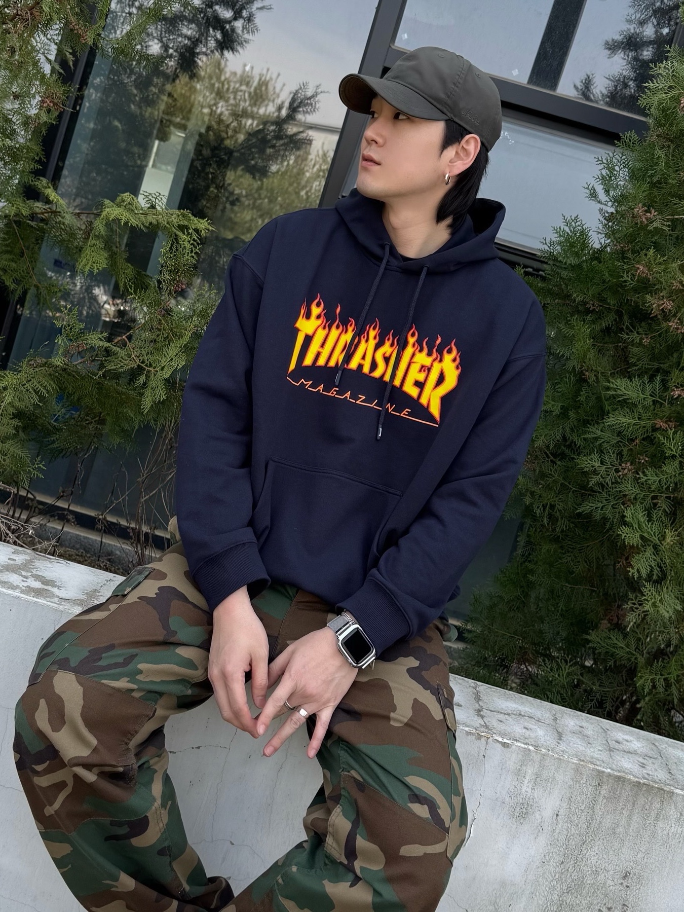 Jordan 1 Retro Low OG Black Toe, Thrasher Fire Logo Hood Navy 착용 스타일 - 3