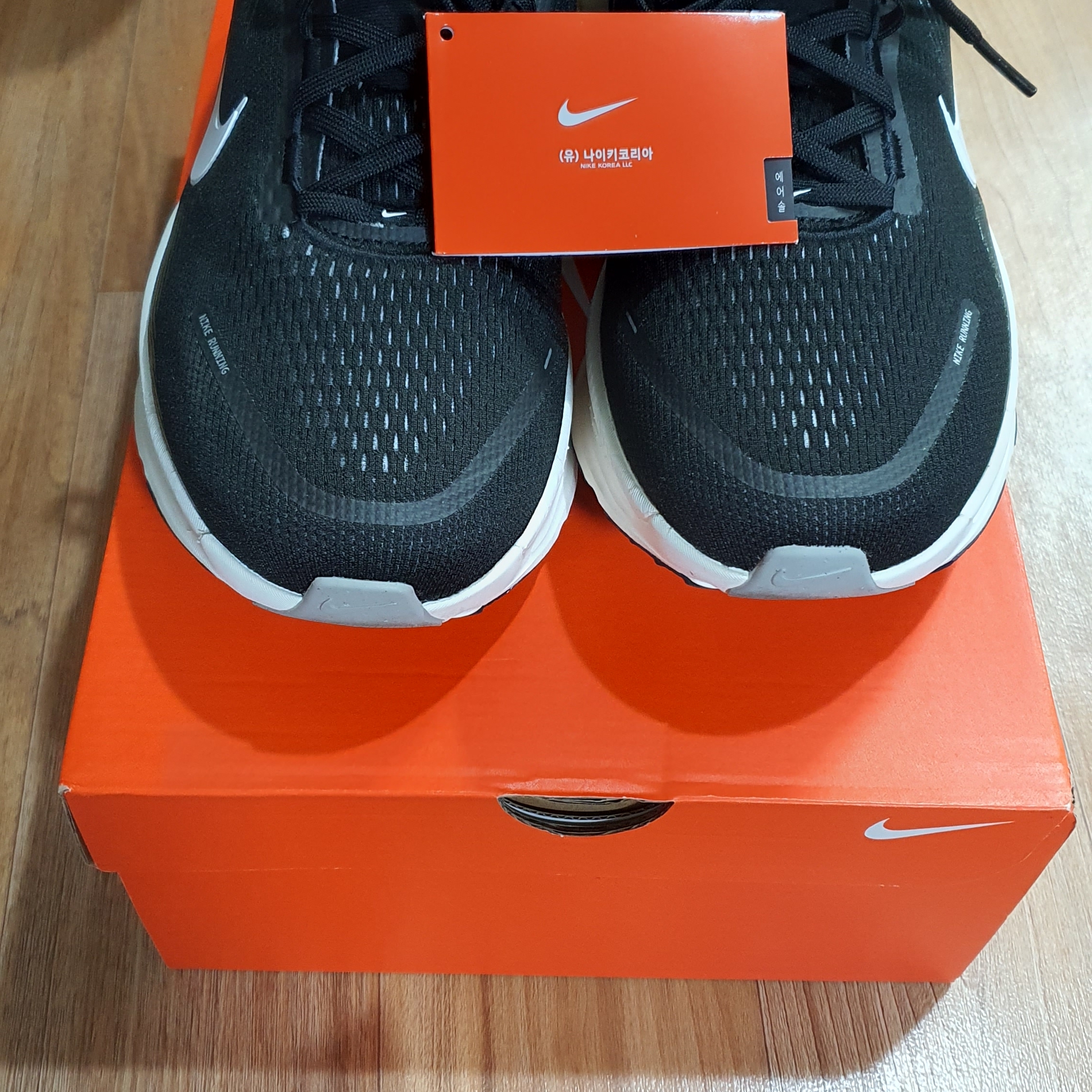 Nike Vomero 18 Black Coconut Milk 착용 스타일