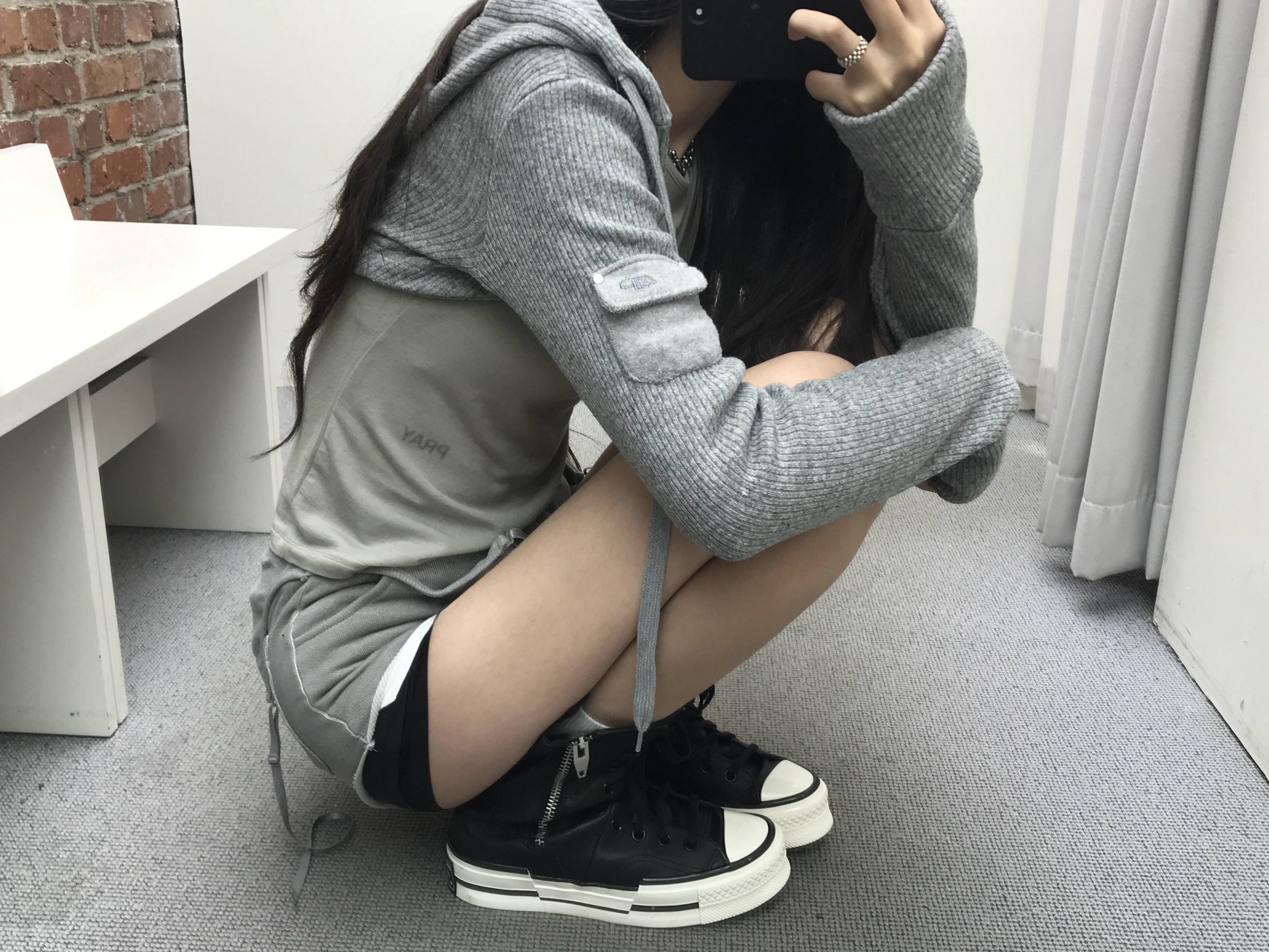 Converse Chuck 70 Plus X Hi Leather Black 착용 스타일 - 2
