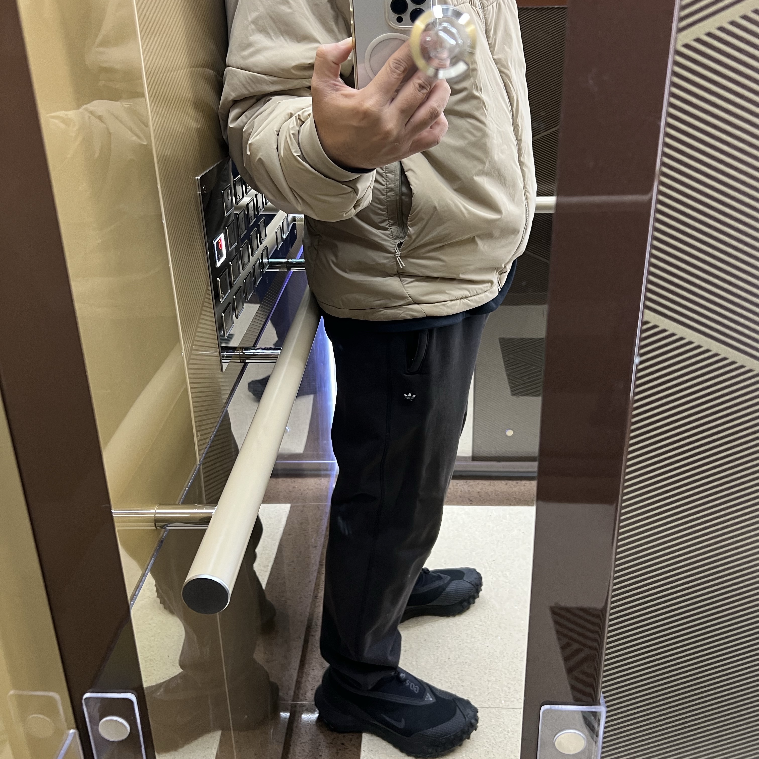 Nike ACG Mountain Fly Gore-Tex Black and Dark Grey, Nike ACG Therma-Fit ADV Rope De Dope Jacket Light Iron Ore - Asia 착용 스타일