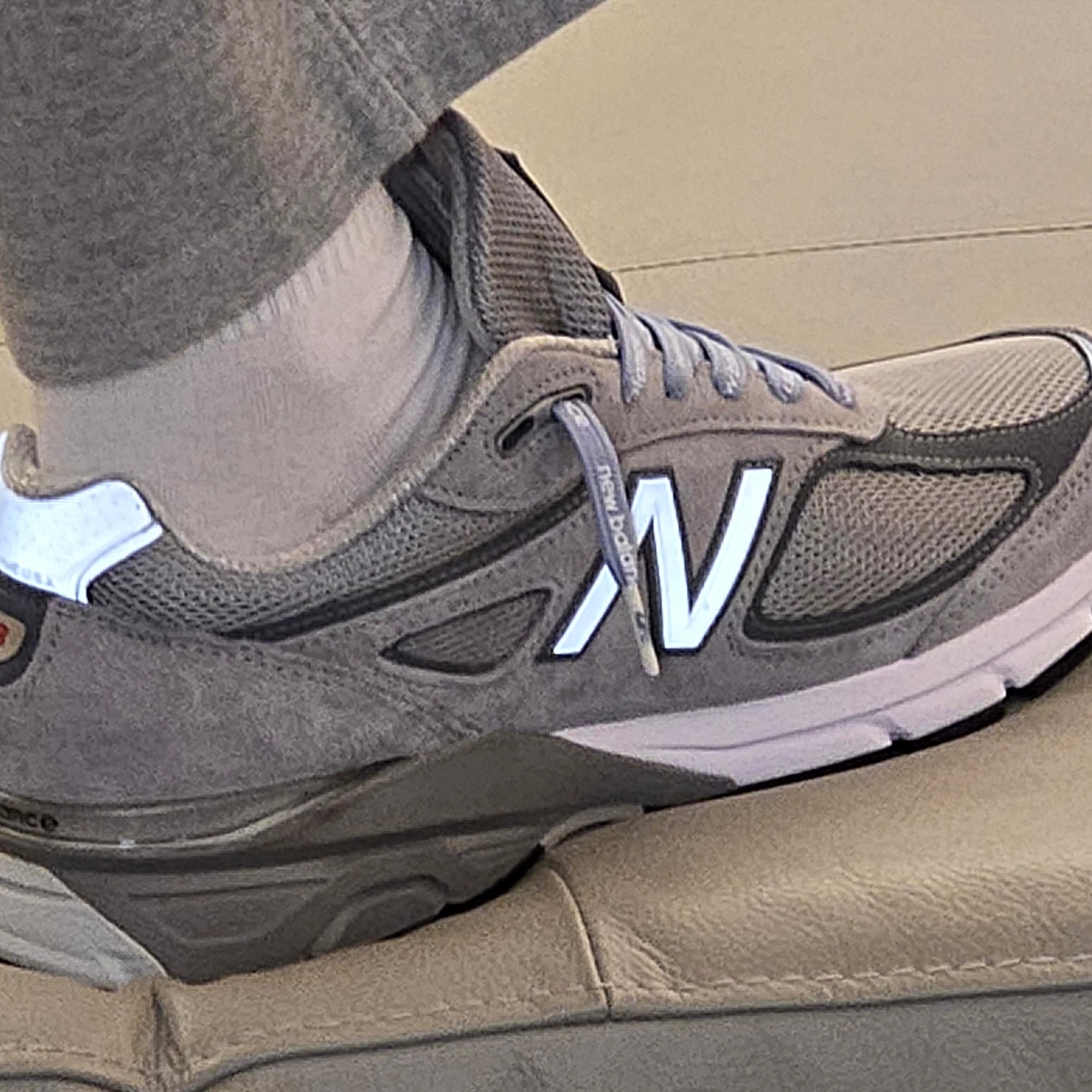 New Balance 990v4 Made in USA Grey Silver 착용 스타일