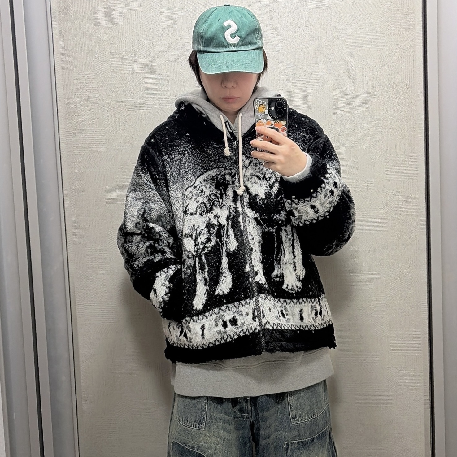 Supreme x B.B. Simon Reversible Hooded Fleece Jacket Black - 25FW, Supreme Pigment Coated S Logo 6-Panel Dark Green - 25SS 착용 스타일