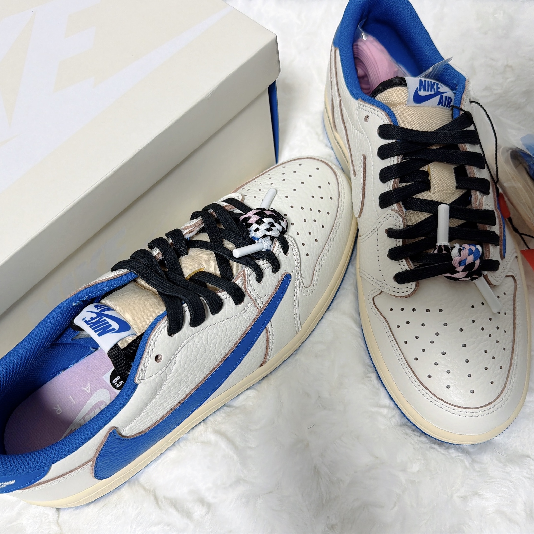 Jordan 1 x Travis Scott x Fragment Retro Low OG SP Sail Military Blue 착용 스타일 - 2