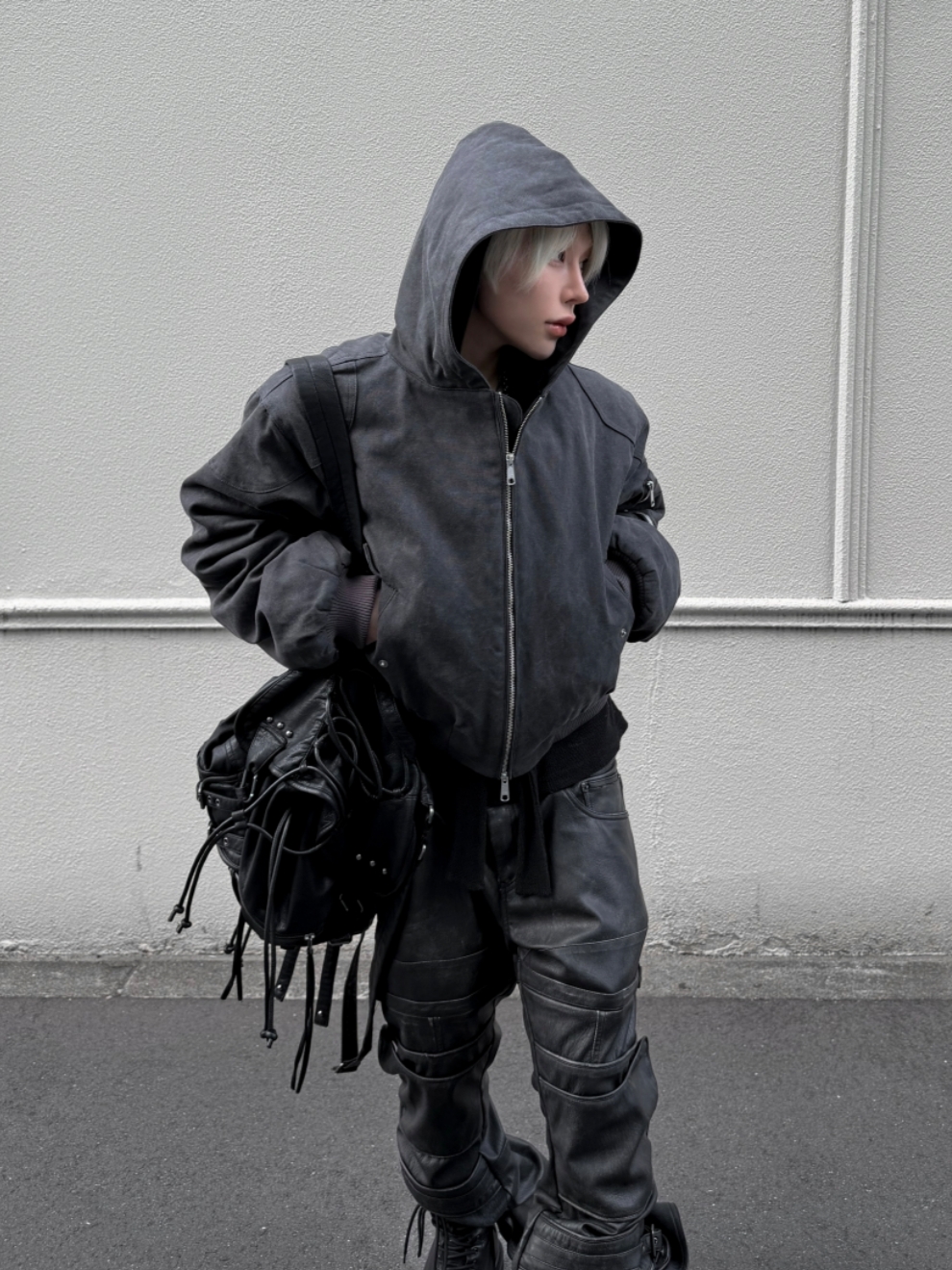 ROARINGRAD Washed Hooded Bomber Ash Black 착용 스타일