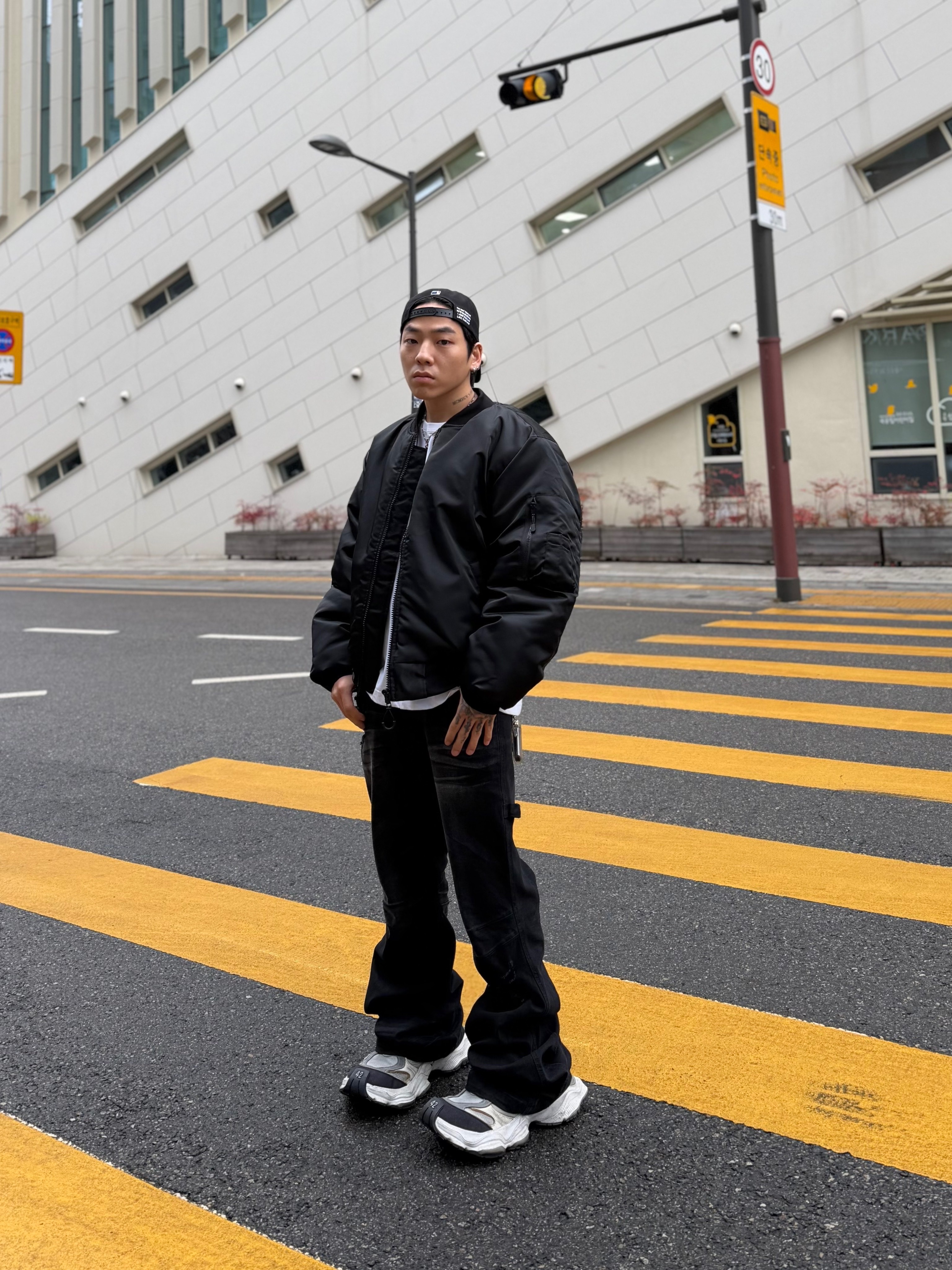 Balenciaga Cargo Sneakers White Grey 착용 스타일 - 2