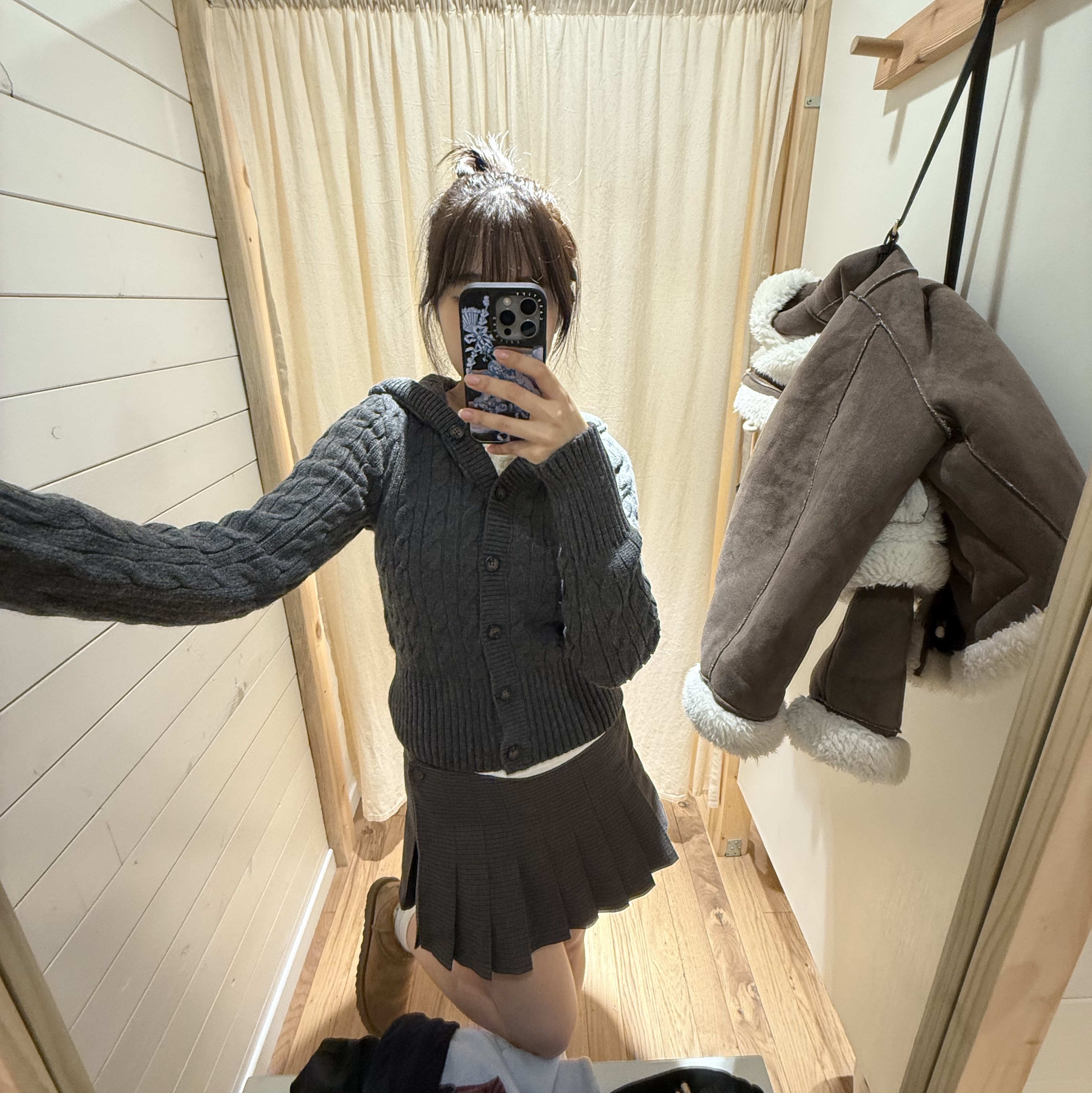 COYSEIO Leaf Cut Corduroy Pants Brown, (W) UGG Classic Ultra Mini Boots Chestnut μ°©μ© μ€νμΌ - 2