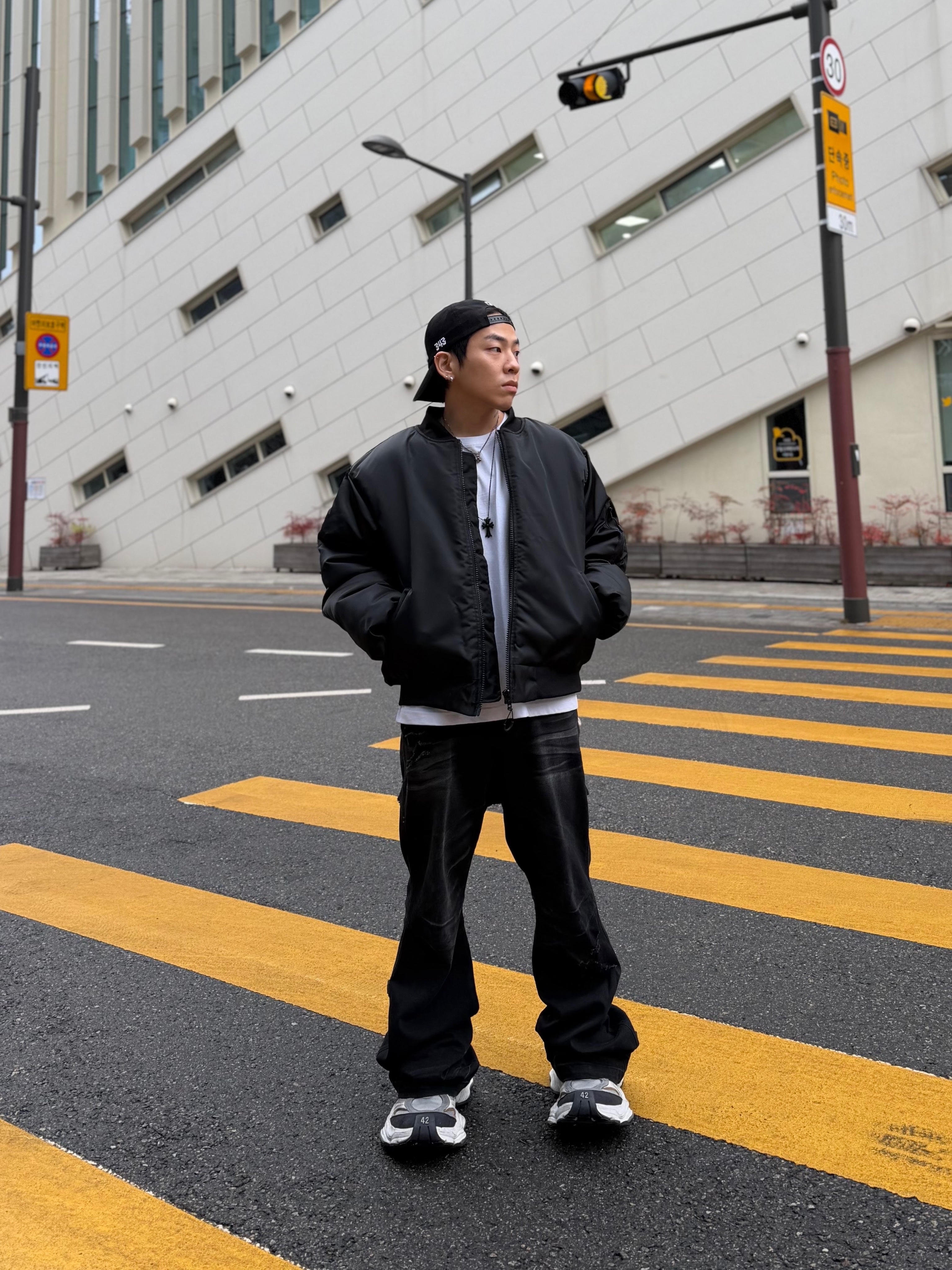 Balenciaga Cargo Sneakers White Grey 착용 스타일 - 3