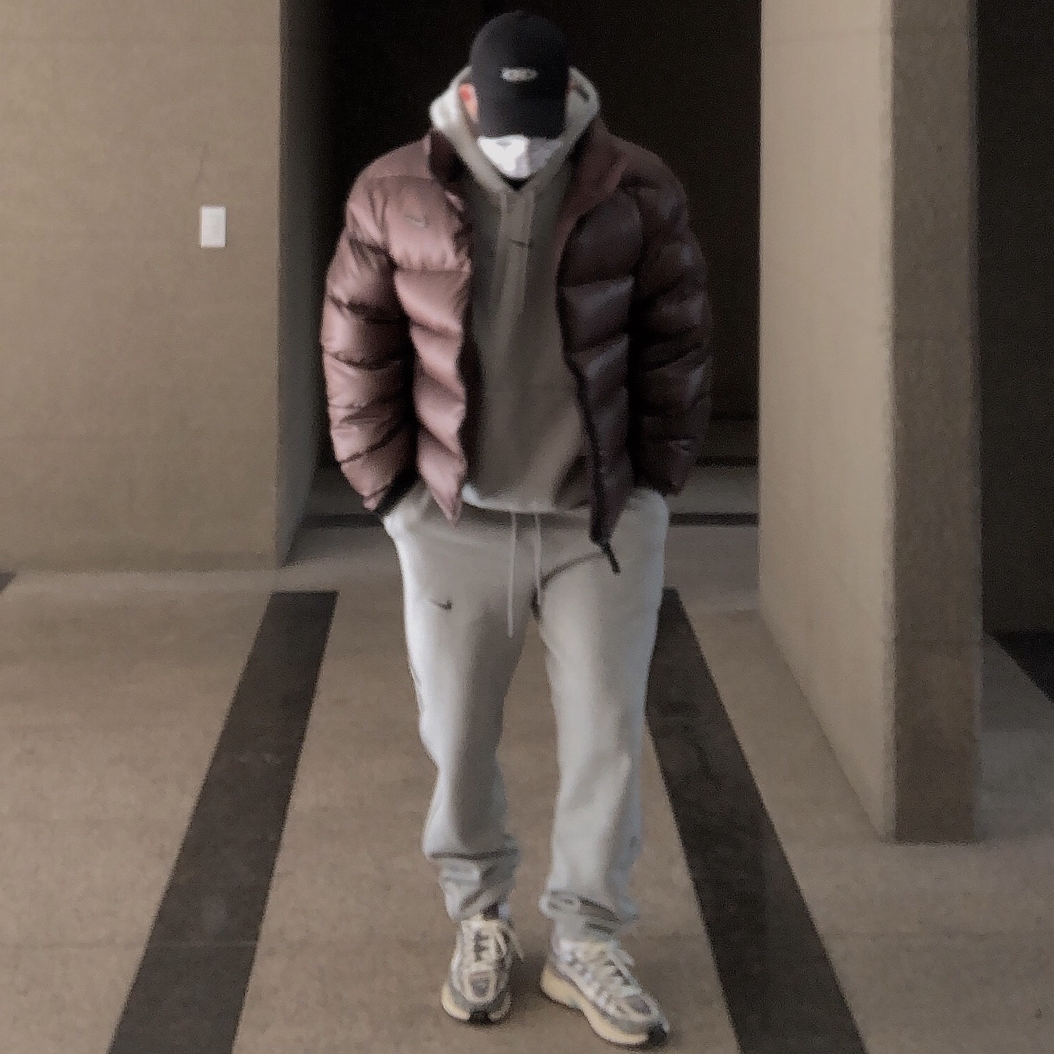 Nike x Drake Nocta Sunset Puffer Jacket Baroque Brown Olive Grey - Asia, Nike x Drake Nocta Fleece Hoodie Dark Grey Heather (FN7659-063) 착용 스타일 - 1