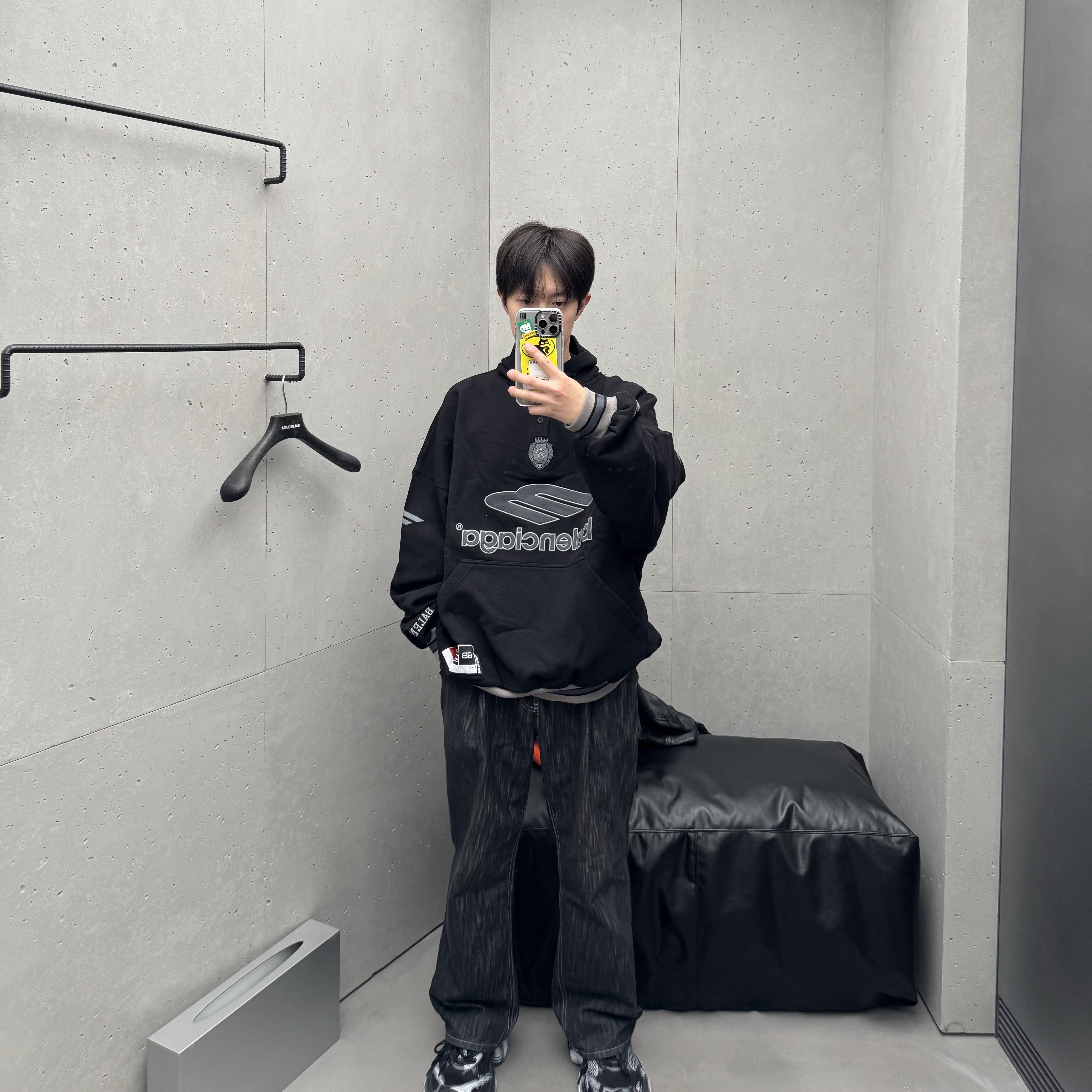 Balenciaga 3B Football Polo Hoodie Black Anthracite 착용 스타일