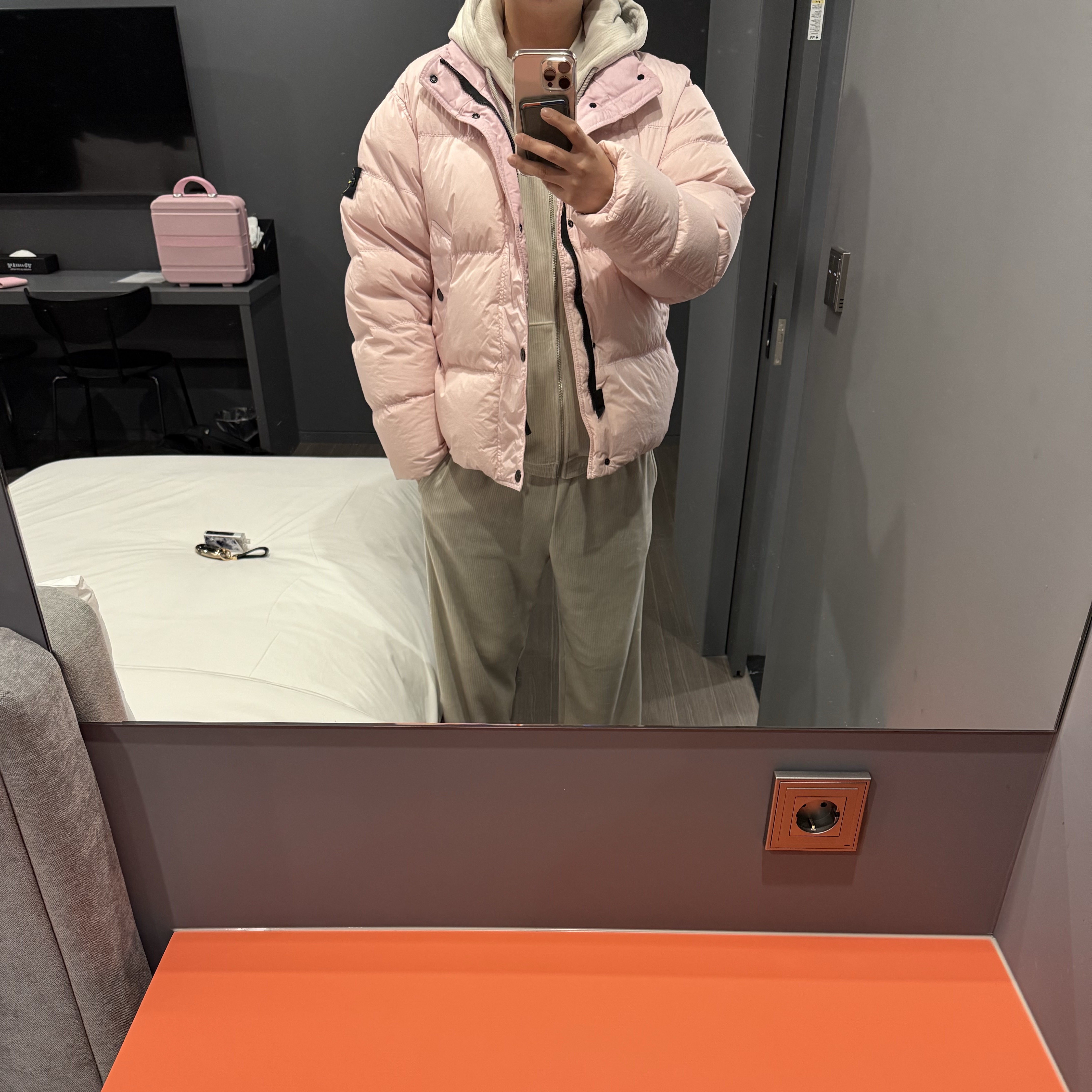 Stone Island 4100010 Crinkle Reps NY Recycled Nylon Down Jacket with Wind Resistance Pink - 25FW 착용 스타일 - 1