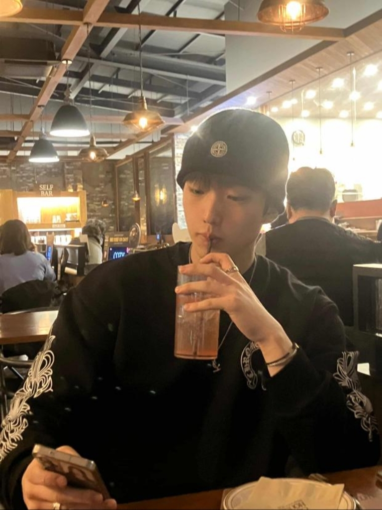 Stone Island N100012 Light RWS Geelong Wool Beanie with Compass Patch and Ribbed Cuff Black - 25FW, Chrome Hearts Horseshoe Logo Sweatshirt Black 착용 스타일 - 2