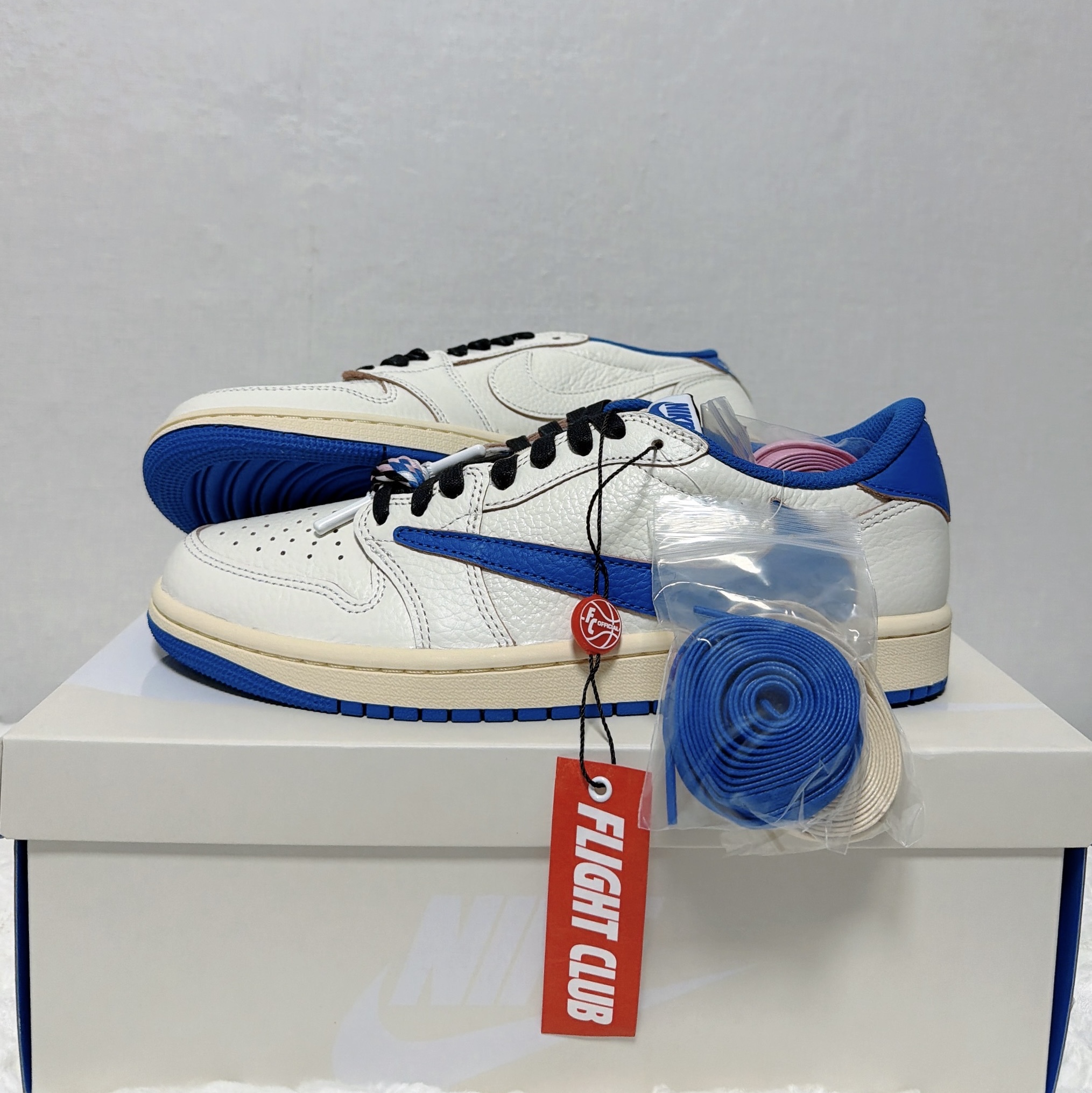 Jordan 1 x Travis Scott x Fragment Retro Low OG SP Sail Military Blue 착용 스타일 - 1