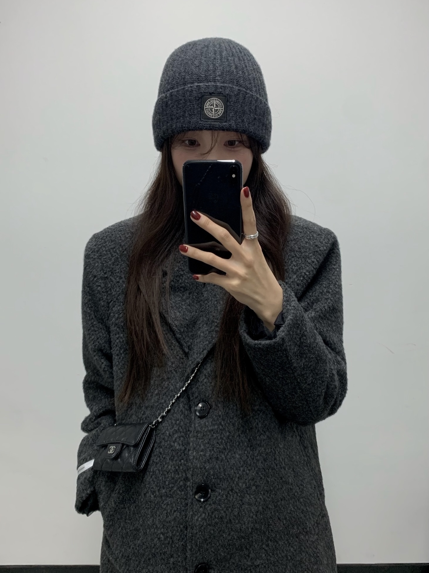 Chanel Classic Card Holder Grained Calfskin & Silver Black, Stone Island N10B5 Beanie Dark Grey - 22FW 착용 스타일 - 1