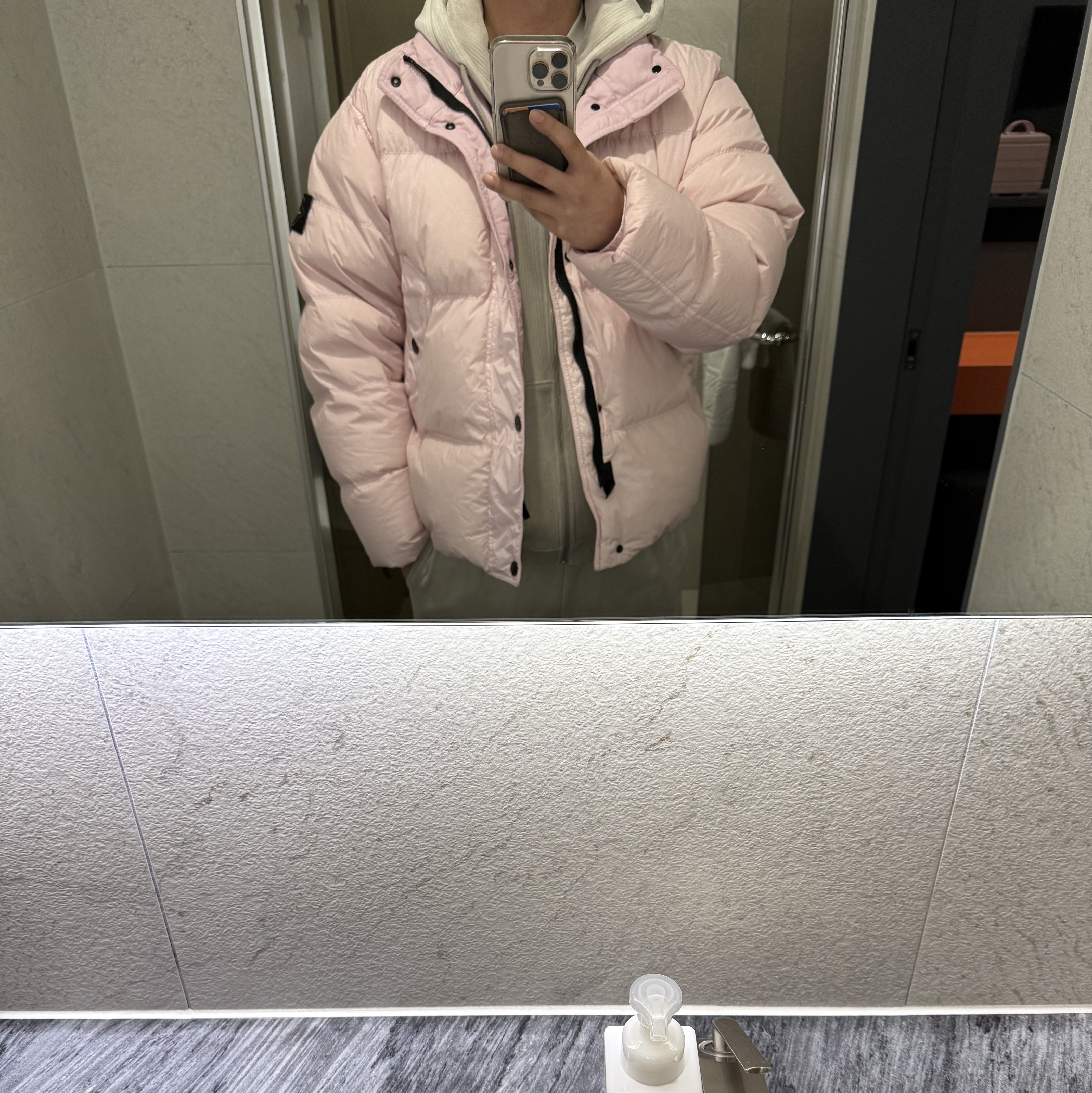 Stone Island 4100010 Crinkle Reps NY Recycled Nylon Down Jacket with Wind Resistance Pink - 25FW 착용 스타일 - 2