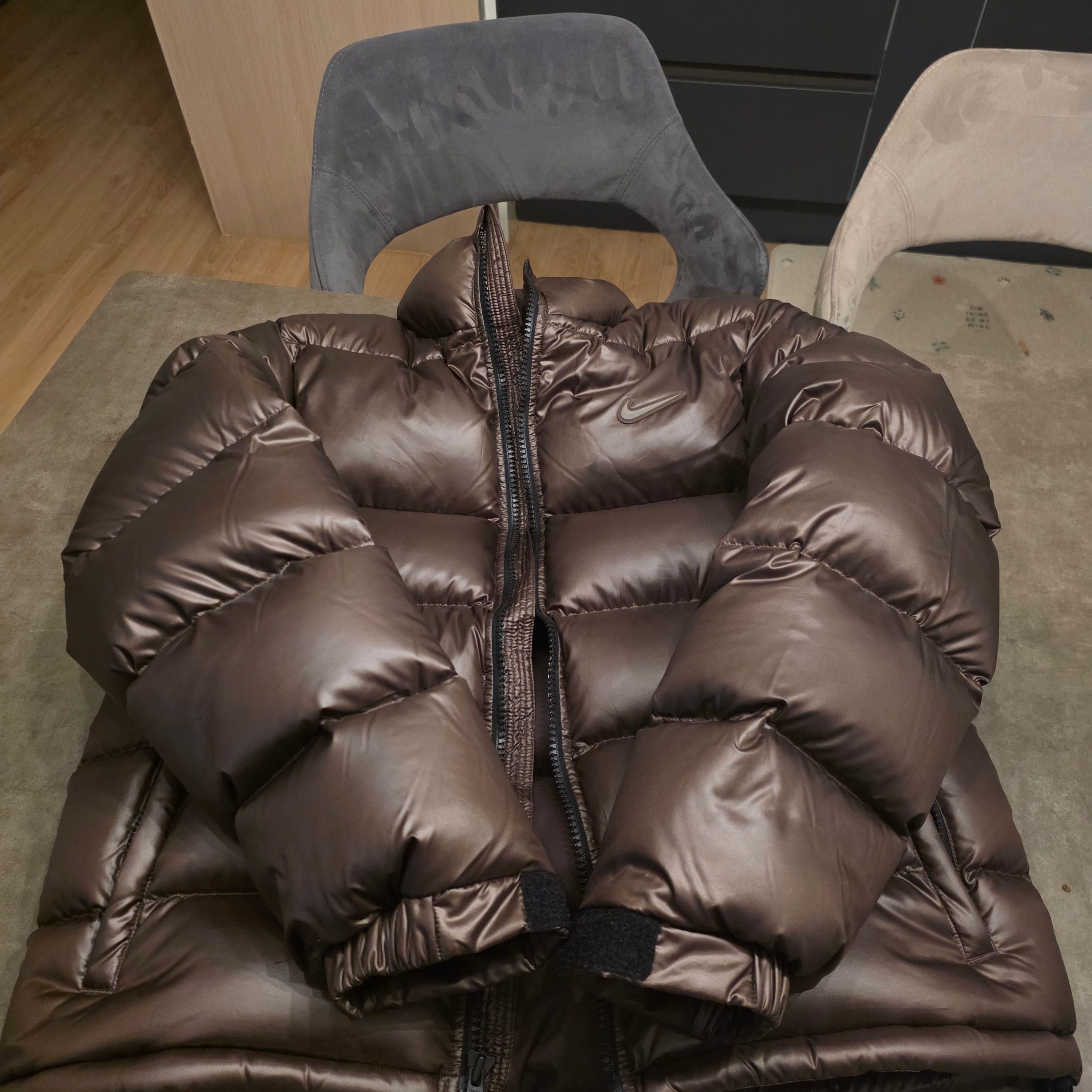 Nike x Drake Nocta Sunset Puffer Jacket Baroque Brown Olive Grey - Asia 착용 스타일 - 4