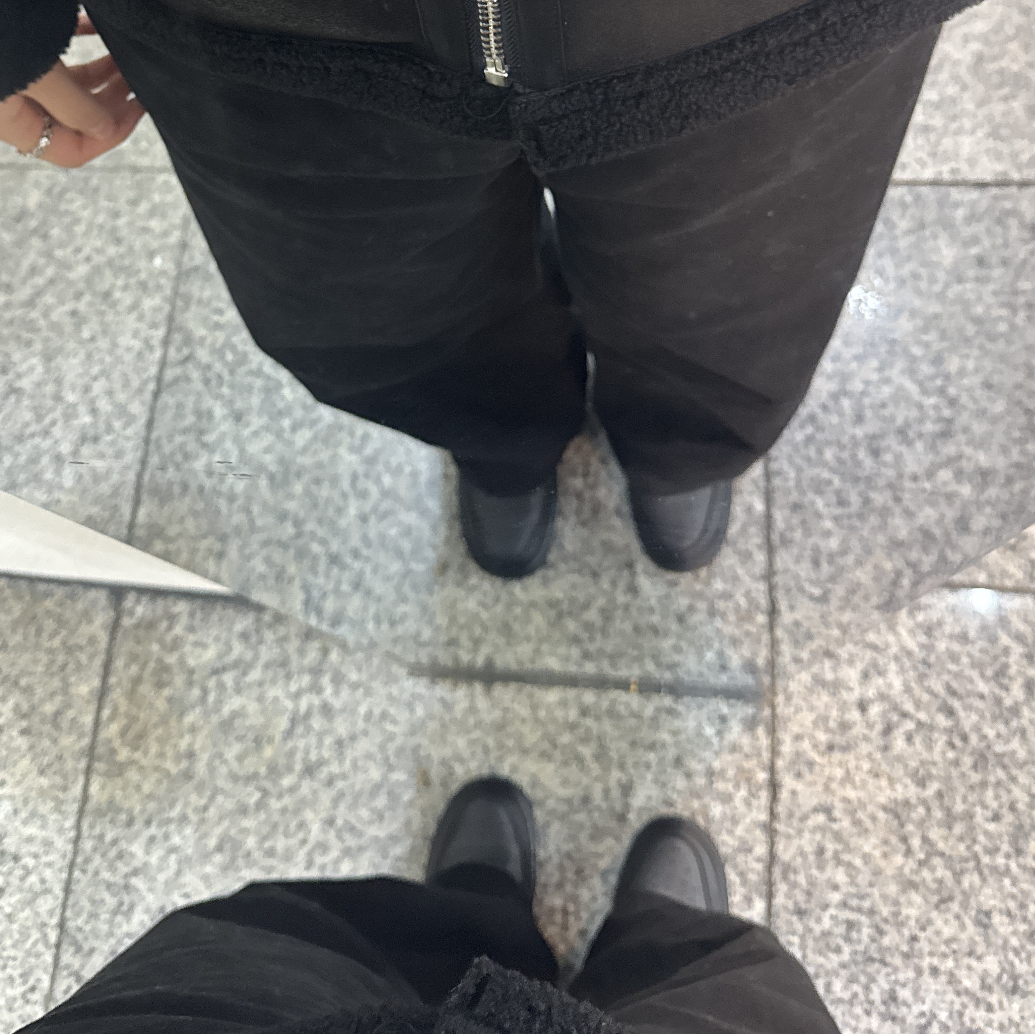 Nike Air Force 1 '07 Low Triple Black 착용 스타일
