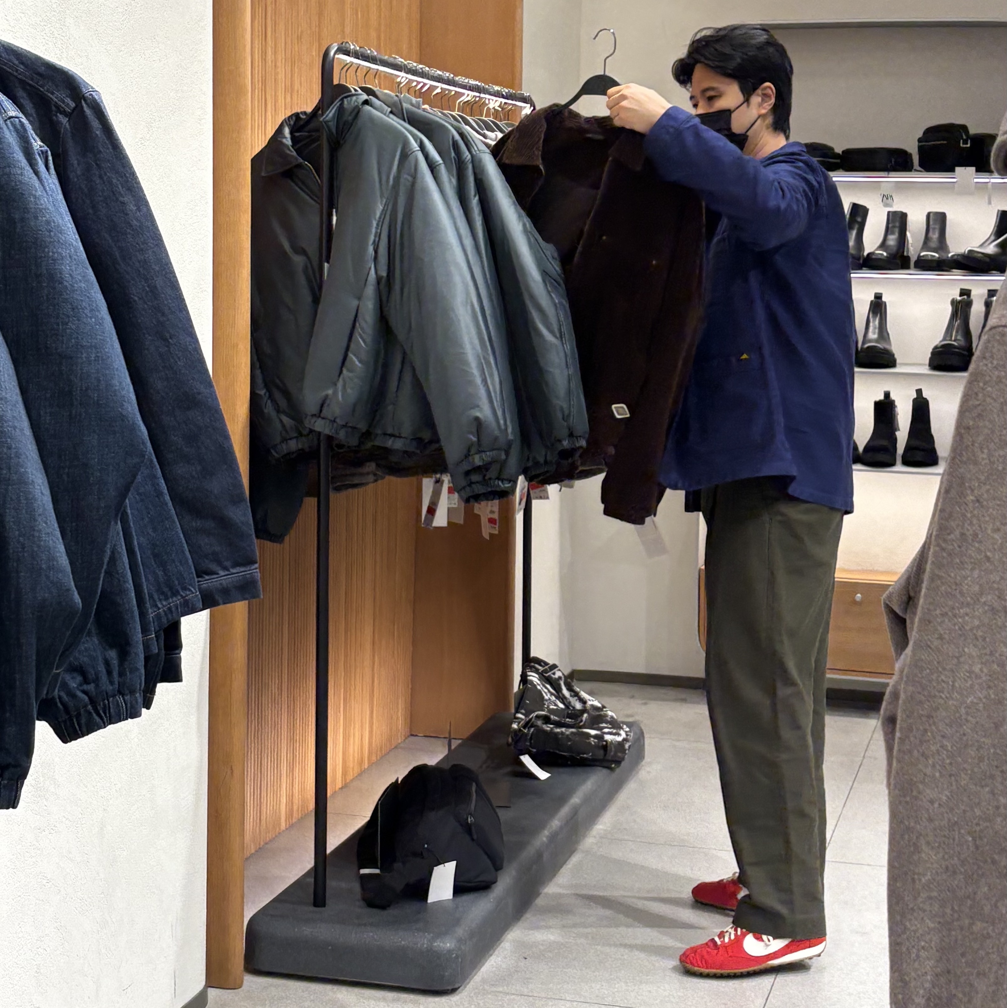 Nike x Jacquemus Moon Shoe SP University Red and Bicycle Yellow 착용 스타일 - 1