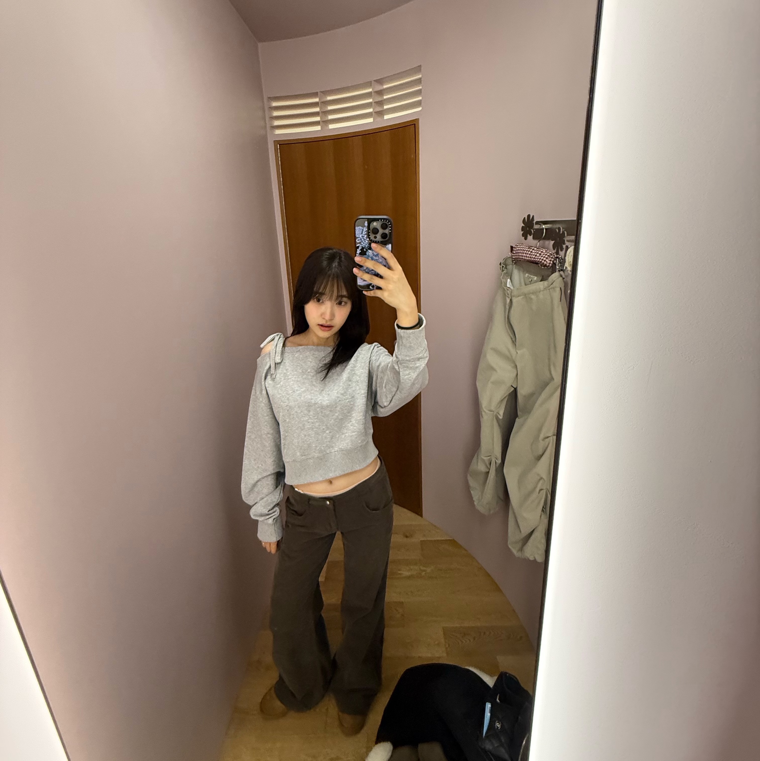 COYSEIO Leaf Cut Corduroy Pants Brown, (W) UGG Classic Ultra Mini Boots Chestnut μ°©μ© μ€νμΌ - 1