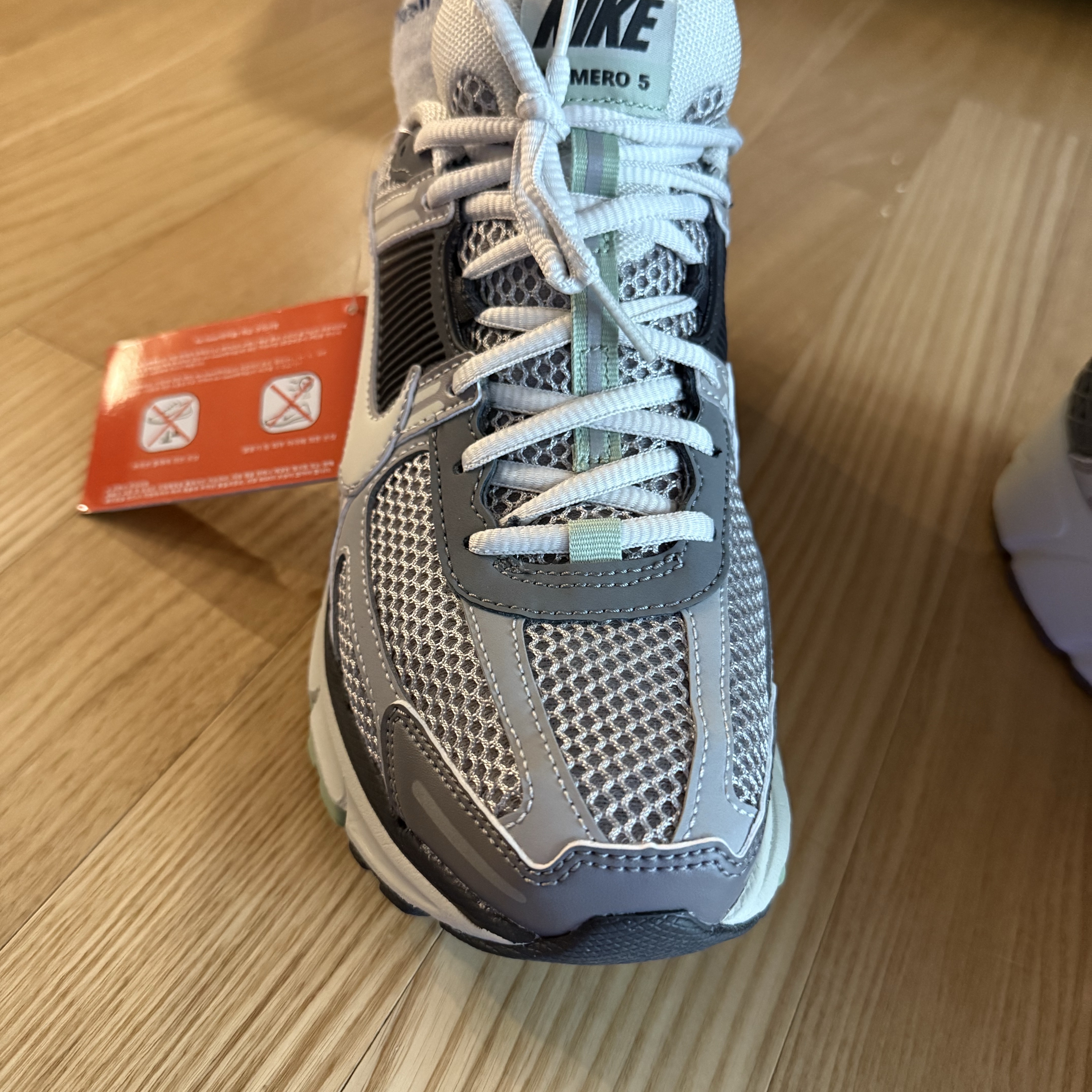 (W) Nike Zoom Vomero 5 Cobblestone and Flat Pewter 착용 스타일